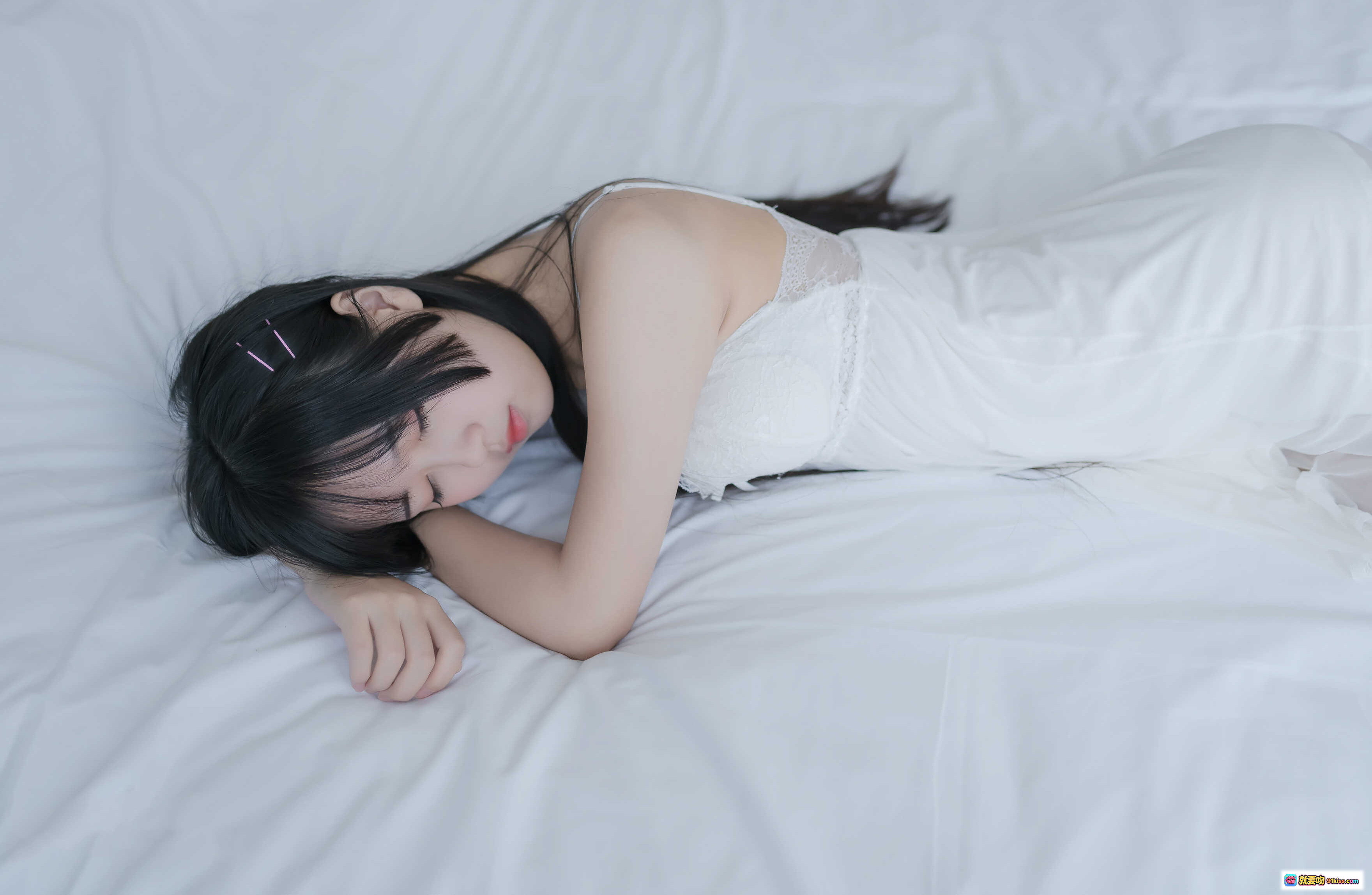 图片[9] - 萌芽儿o0 NO.001 白色私房写真 44P高清美图 少女居家慵懒风 纯欲风长发黑发 白色吊带睡衣 沙发枕上躺拍 清新自然氛围感 - 就要吻