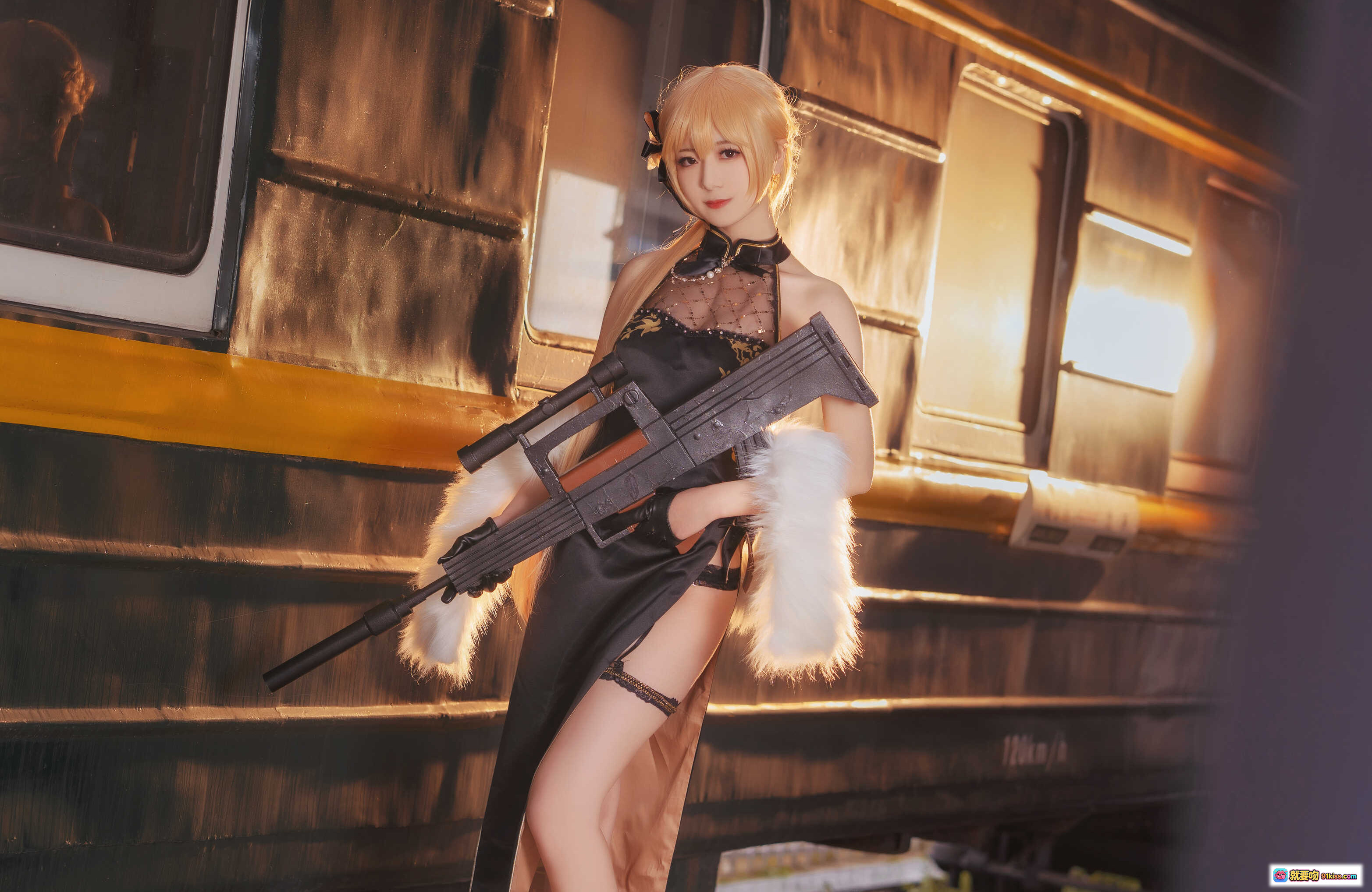 弥音音NO.030紫雨心cosplay写真｜黑丝蕾丝旗袍持枪少女｜复古列车背景光影大片 - 就要吻