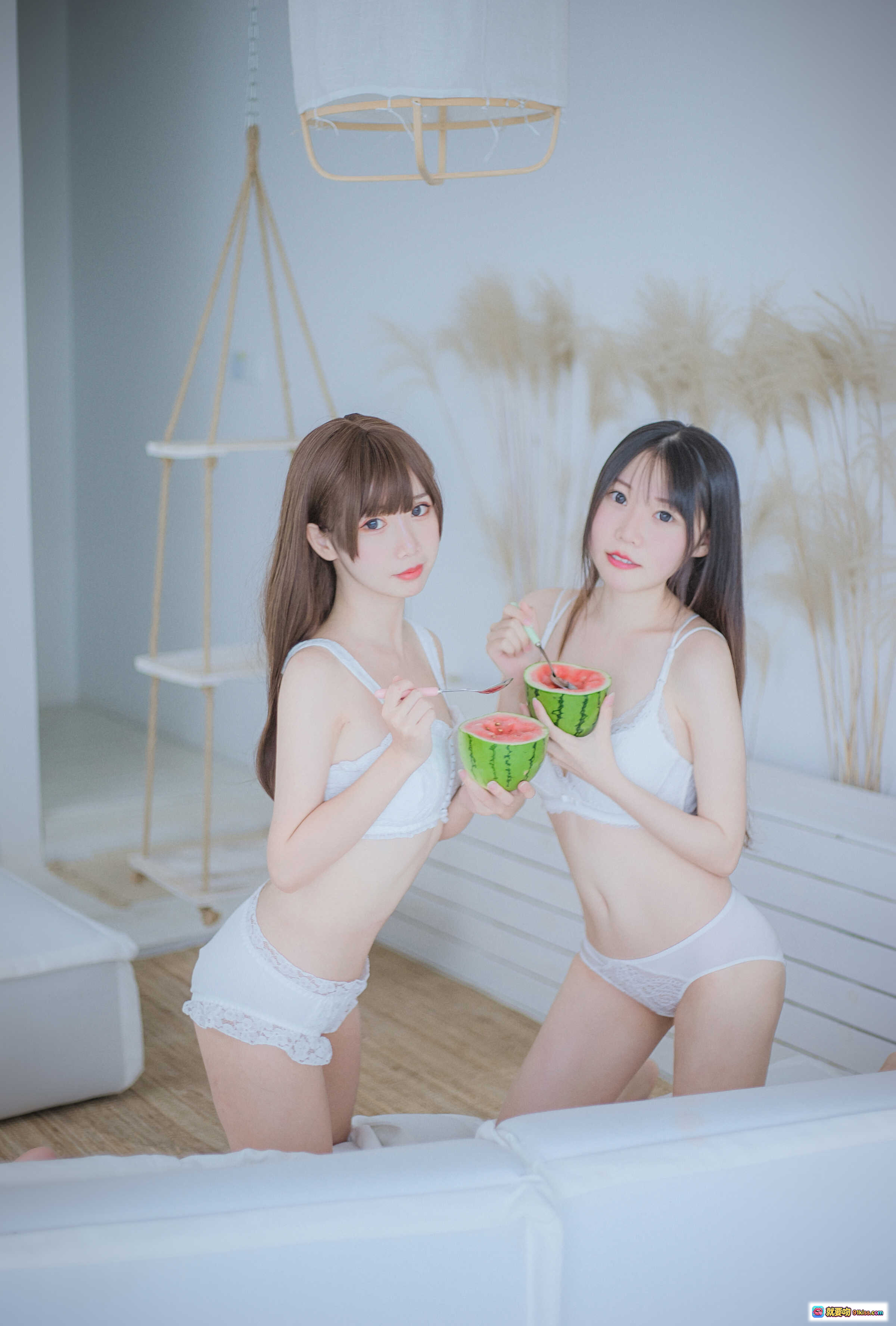 图片[1] - 香草喵露露NO.008饼饼与香草喵23P清新内衣写真·西瓜甜点·居家风·双人互动·蕾丝边白内衣·温柔少女感 - 就要吻