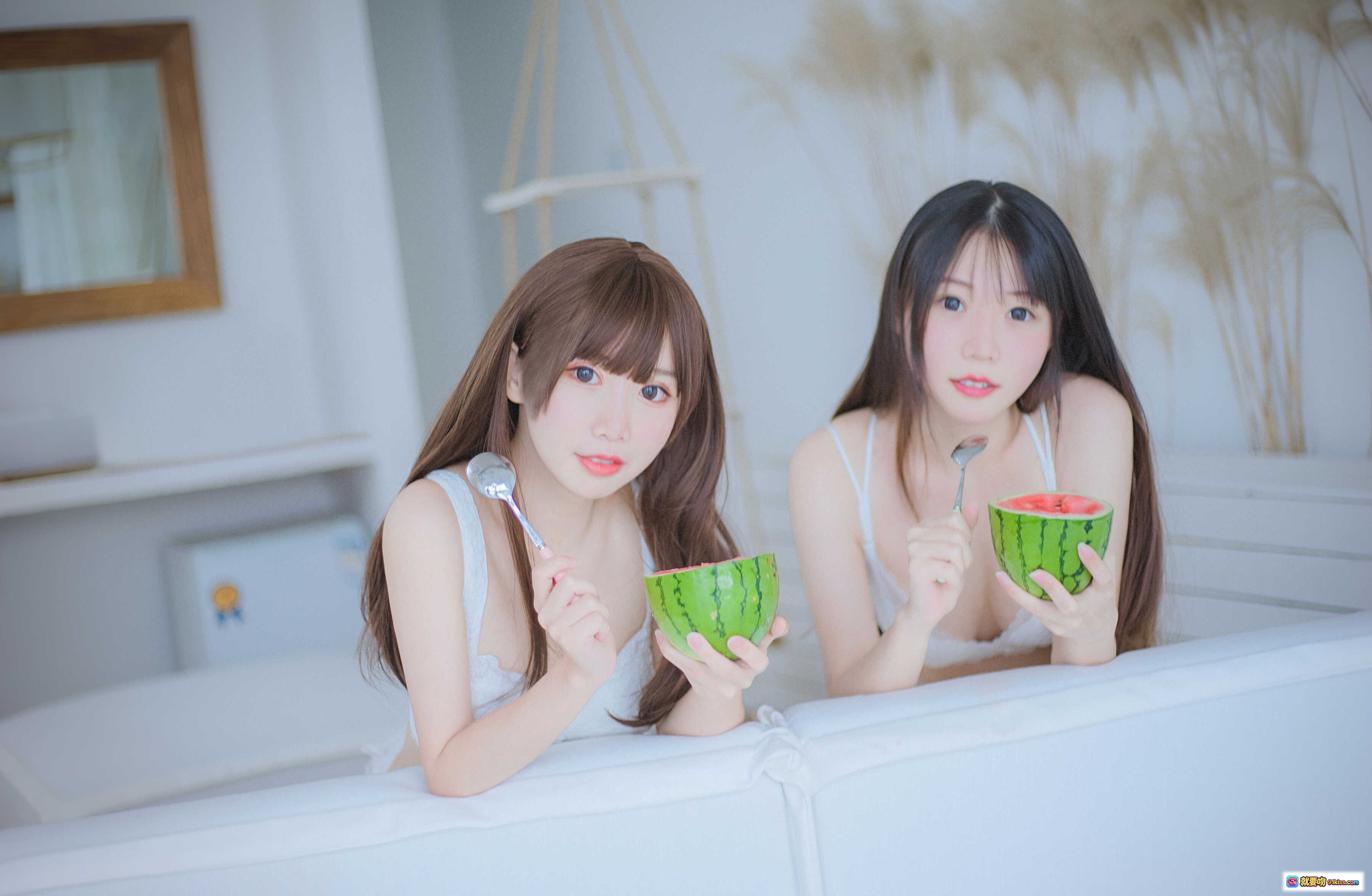 图片[6] - 香草喵露露NO.008饼饼与香草喵23P清新内衣写真·西瓜甜点·居家风·双人互动·蕾丝边白内衣·温柔少女感 - 就要吻