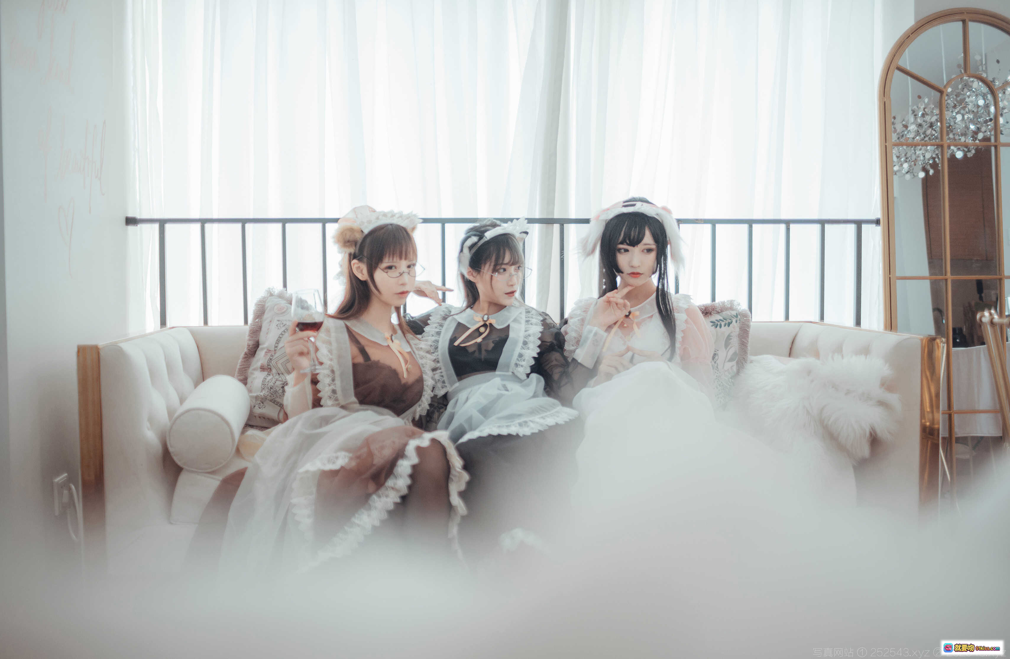 图片[1] - 透明女仆装三位少女沙发写真｜爱老师奶文鬼舞铁板烧风格｜洛丽塔蕾丝甜美风｜室内柔光氛围感拍照 - 就要吻