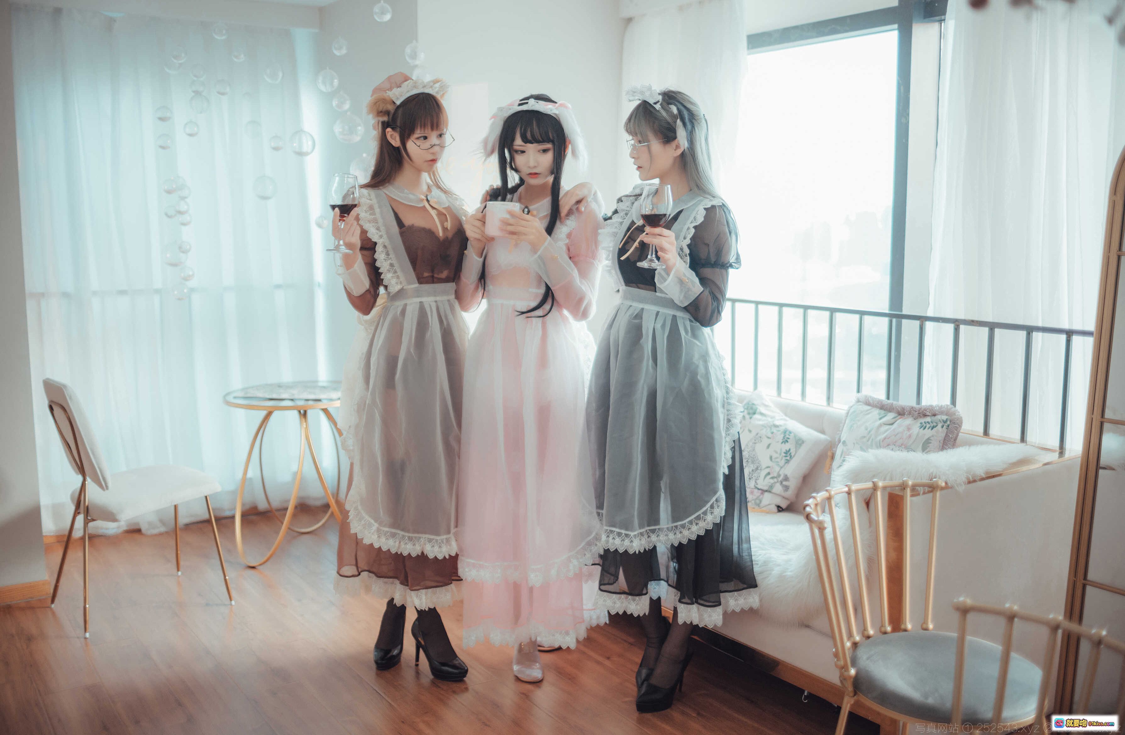 图片[4] - 透明女仆装三位少女沙发写真｜爱老师奶文鬼舞铁板烧风格｜洛丽塔蕾丝甜美风｜室内柔光氛围感拍照 - 就要吻