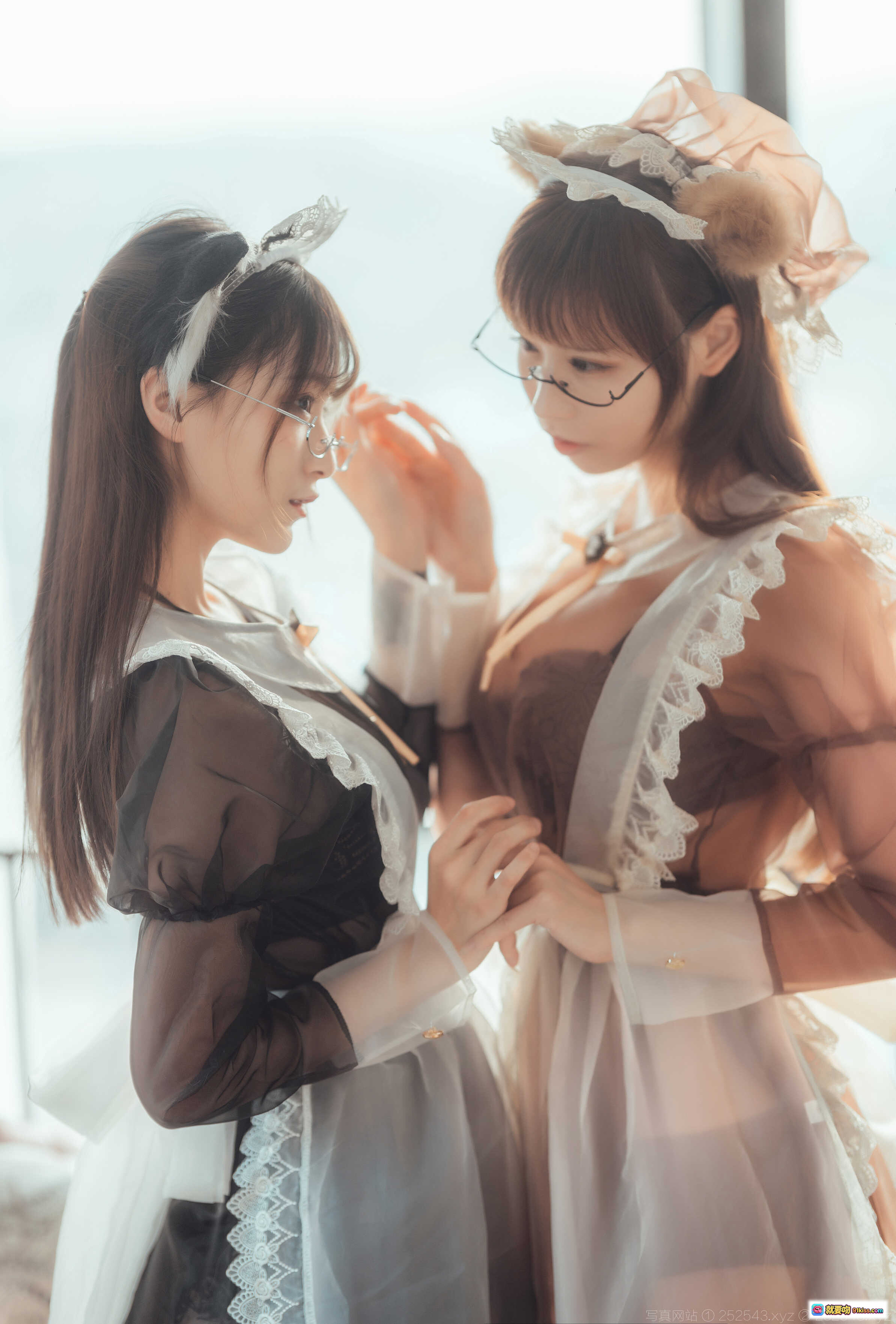 图片[7] - 透明女仆装三位少女沙发写真｜爱老师奶文鬼舞铁板烧风格｜洛丽塔蕾丝甜美风｜室内柔光氛围感拍照 - 就要吻