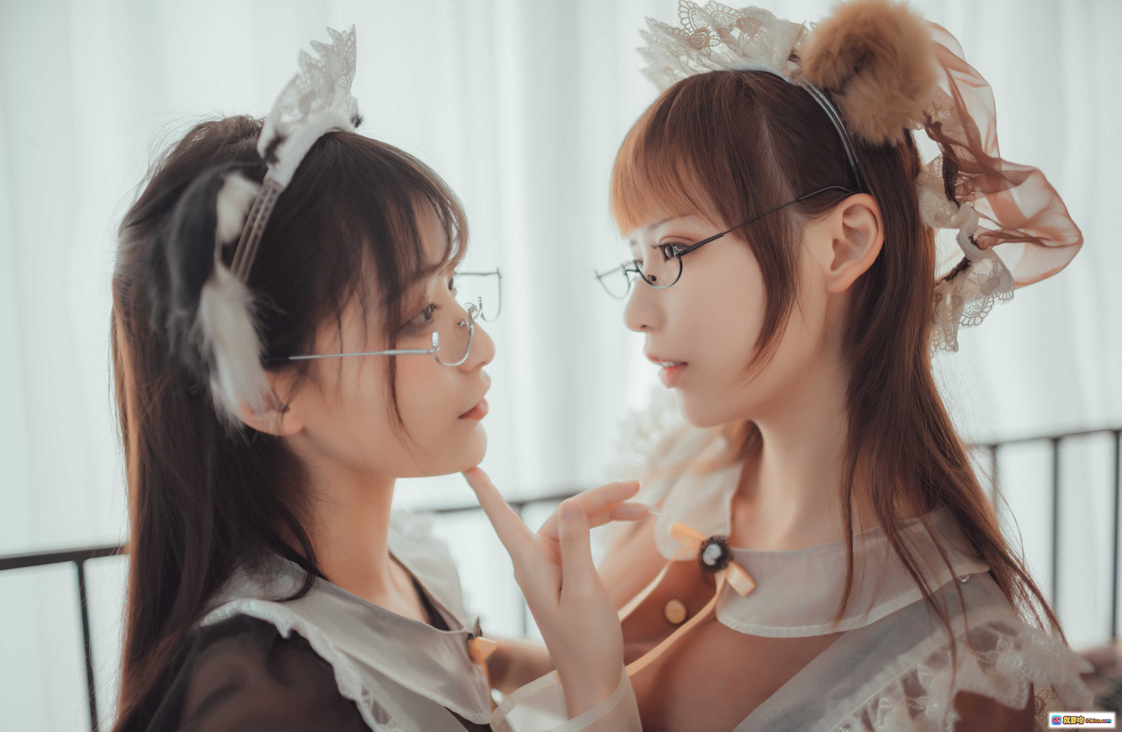 图片[10] - 透明女仆装三位少女沙发写真｜爱老师奶文鬼舞铁板烧风格｜洛丽塔蕾丝甜美风｜室内柔光氛围感拍照 - 就要吻