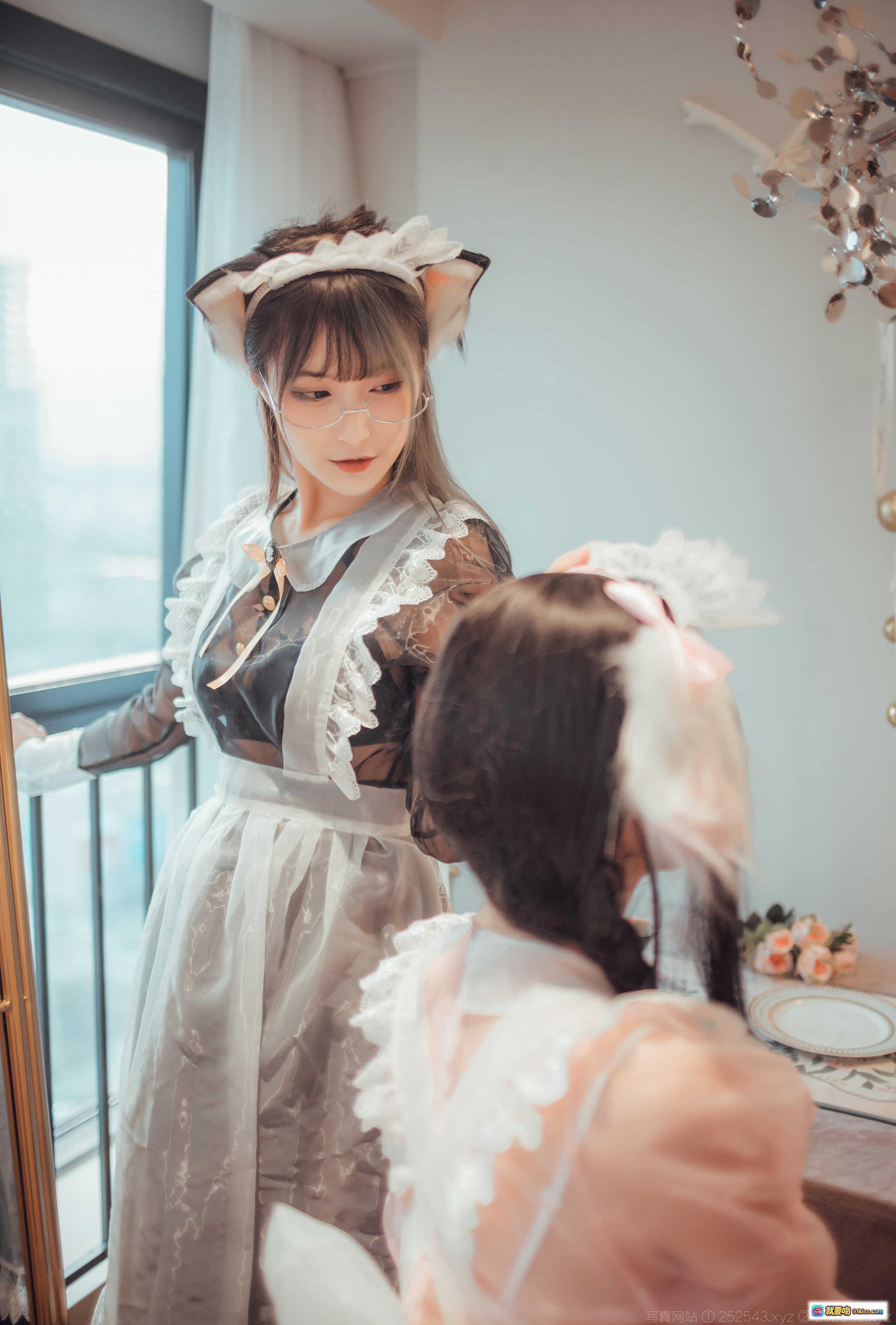 图片[6] - 透明女仆装三位少女沙发写真｜爱老师奶文鬼舞铁板烧风格｜洛丽塔蕾丝甜美风｜室内柔光氛围感拍照 - 就要吻