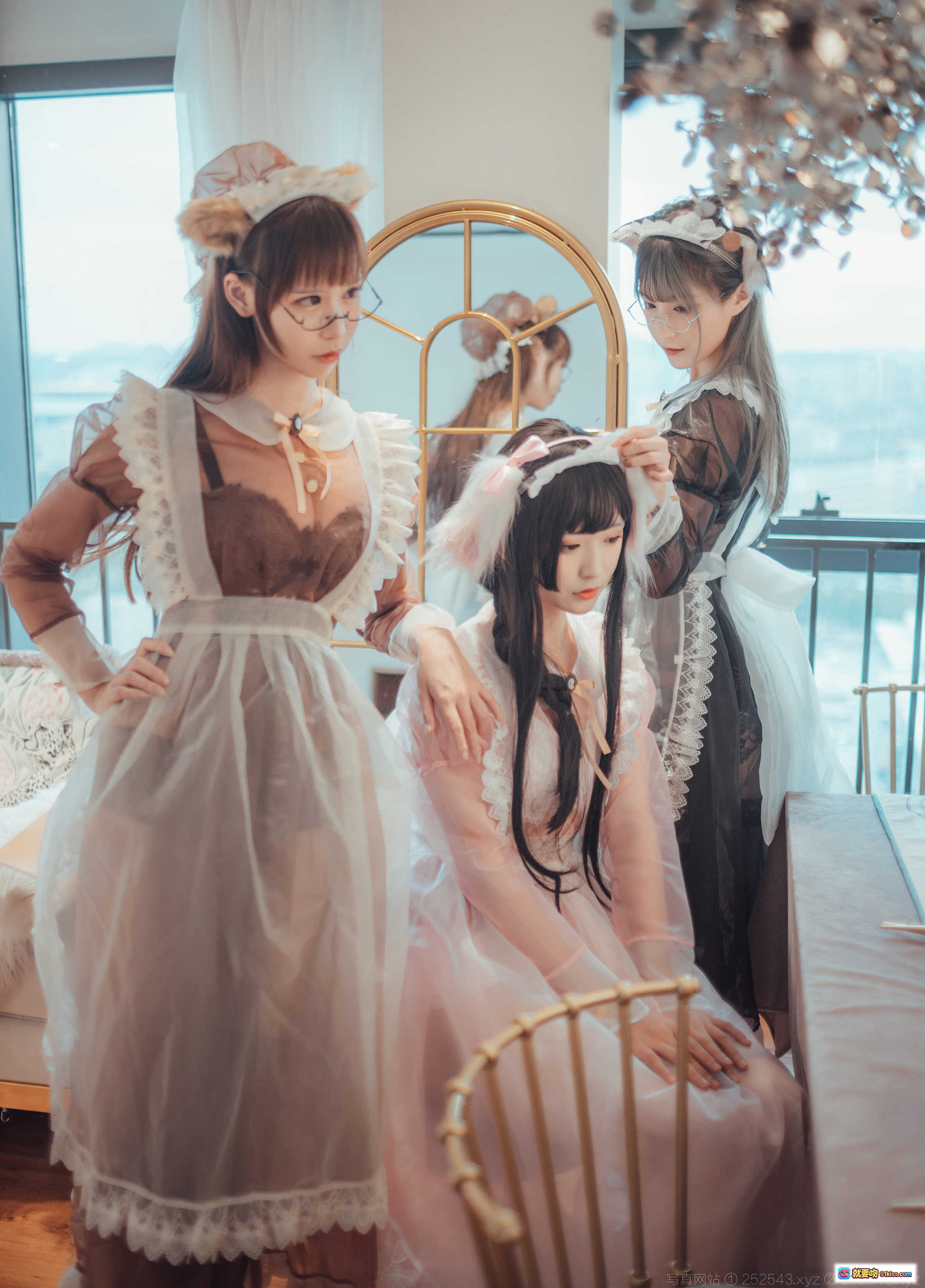 图片[2] - 透明女仆装三位少女沙发写真｜爱老师奶文鬼舞铁板烧风格｜洛丽塔蕾丝甜美风｜室内柔光氛围感拍照 - 就要吻