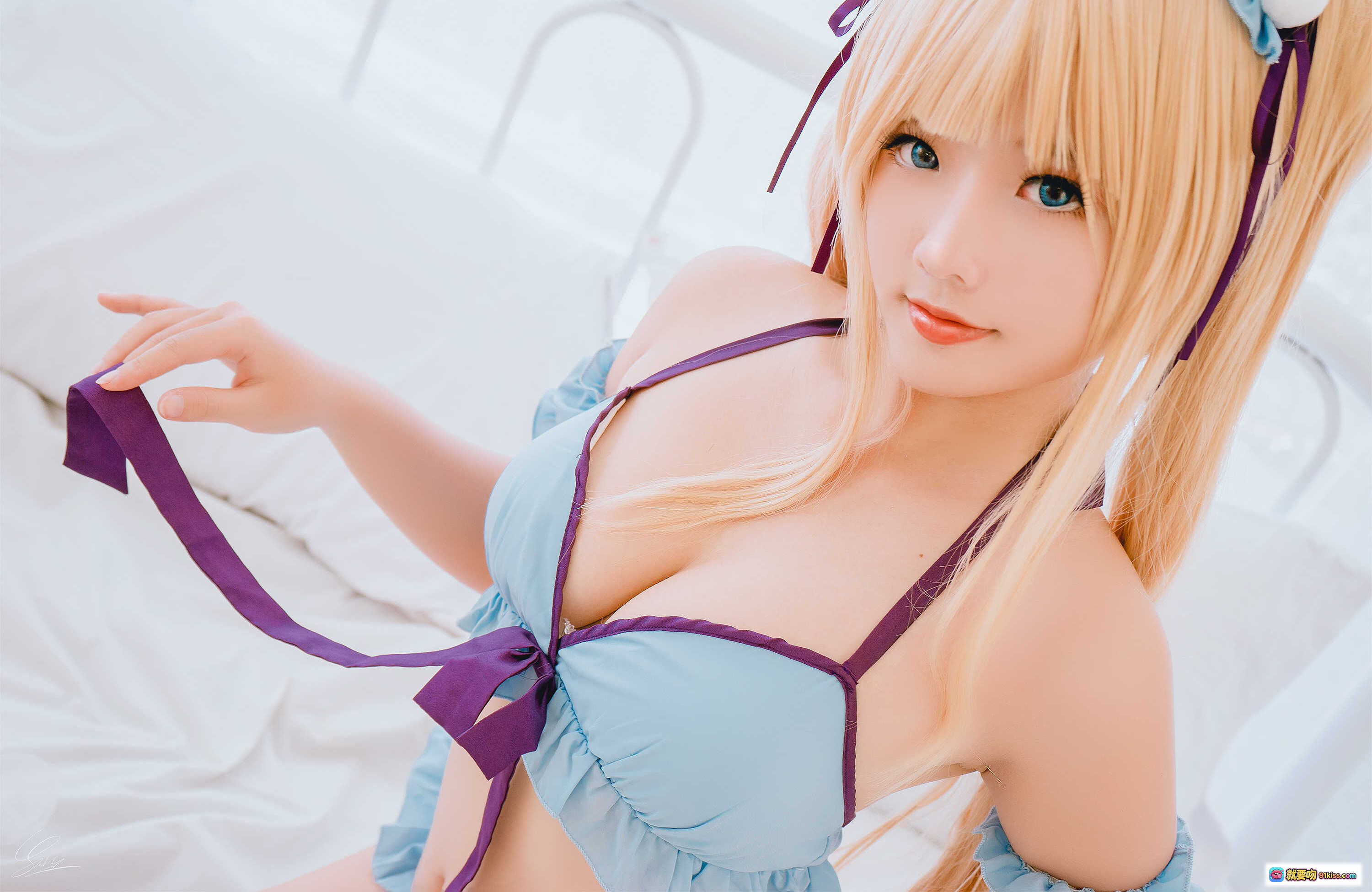 图片[3] - Messie Huang Cosplay Eriri Spencer Sawamura 蓝紫洛丽塔内衣写真 26P高清美图 床上诱惑姿势 金发双马尾少女风 - 就要吻