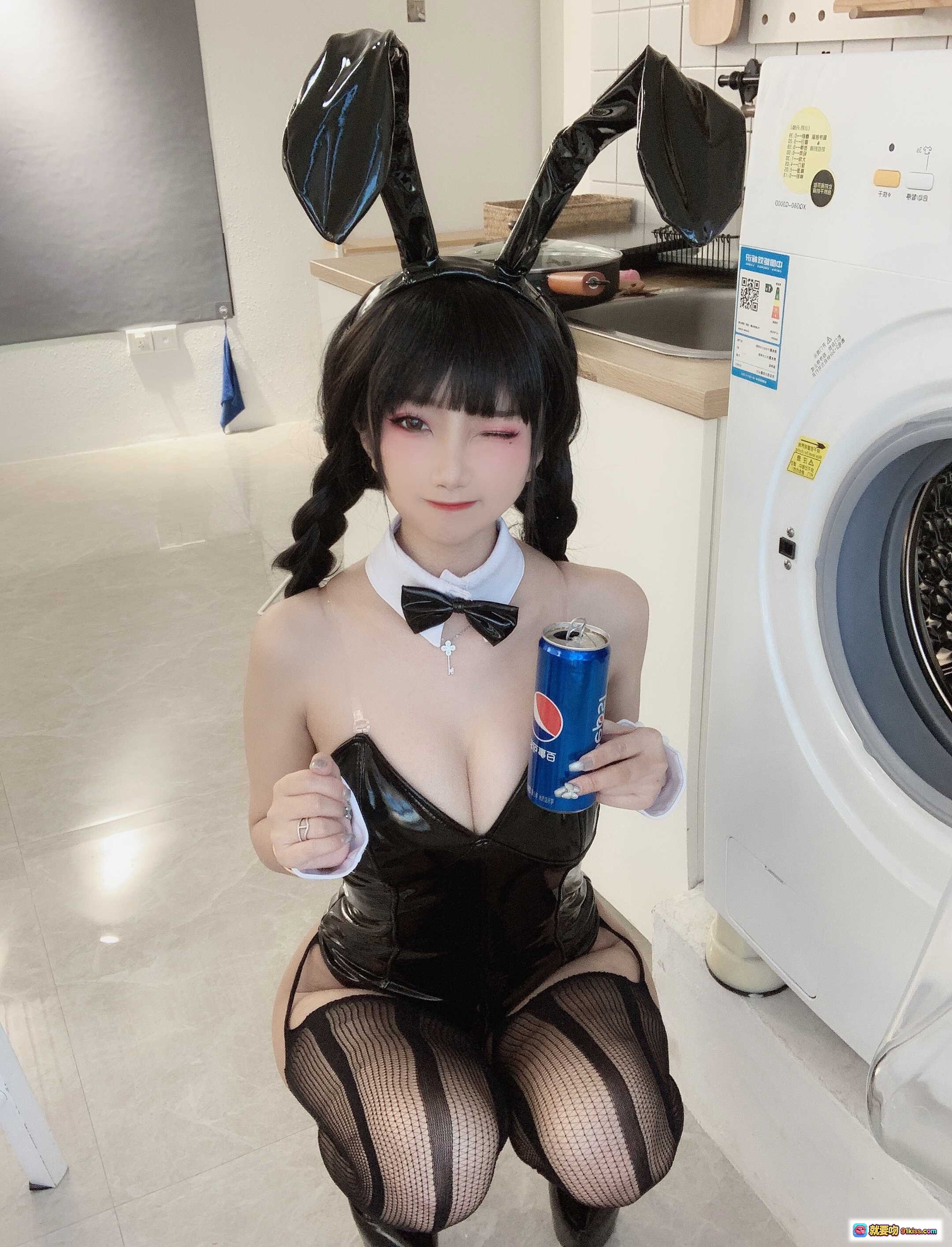 鬼畜瑶NO.031黑色兔女郎写真｜兔耳黑丝制服诱惑｜手持百事可乐居家风性感美图 - 就要吻