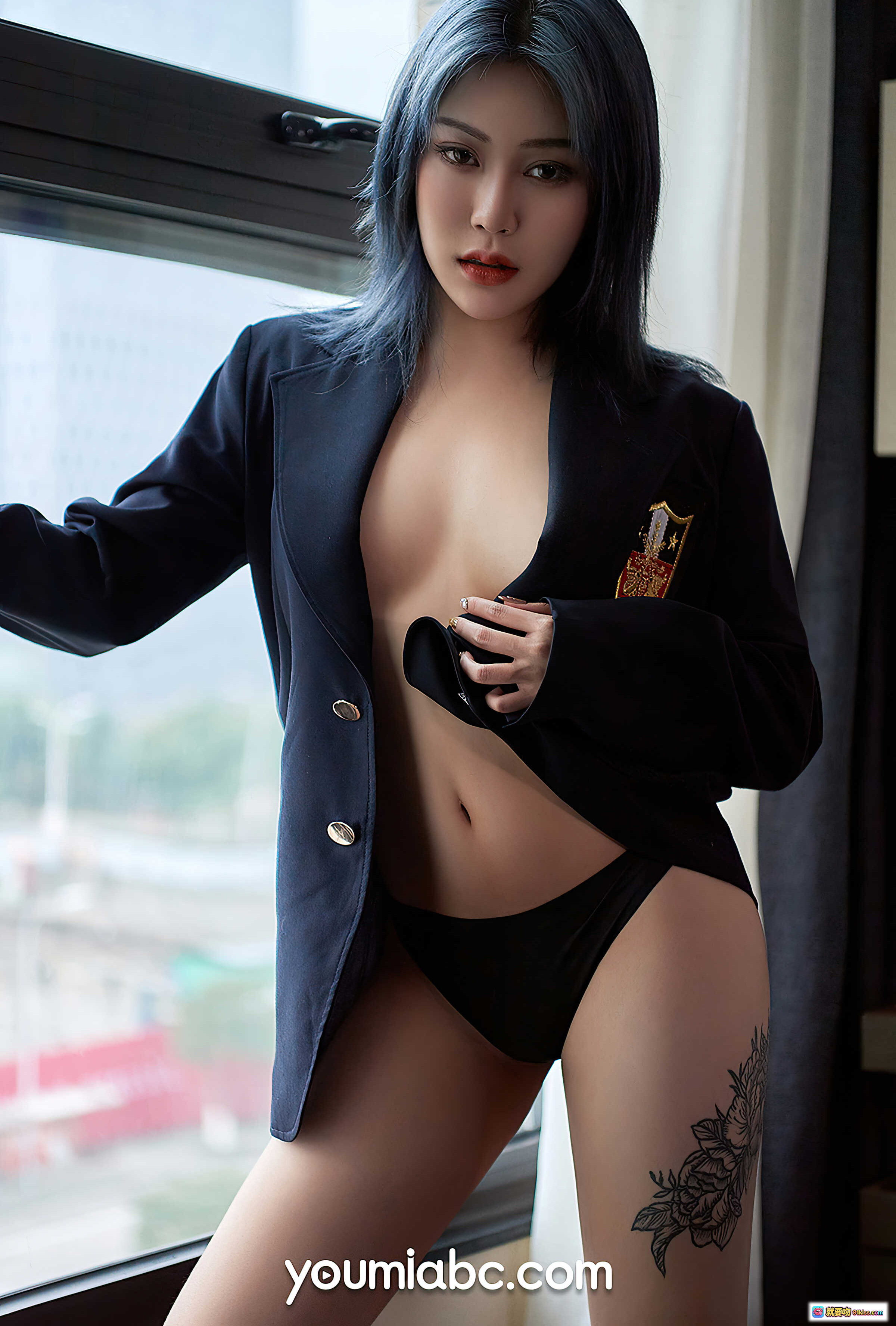 图片[2] - 孙Amber黑西装制服写真  window边性感姿态 腿部玫瑰纹身  YouMi尤蜜2020.08.13缠绵挚爱系列 - 就要吻