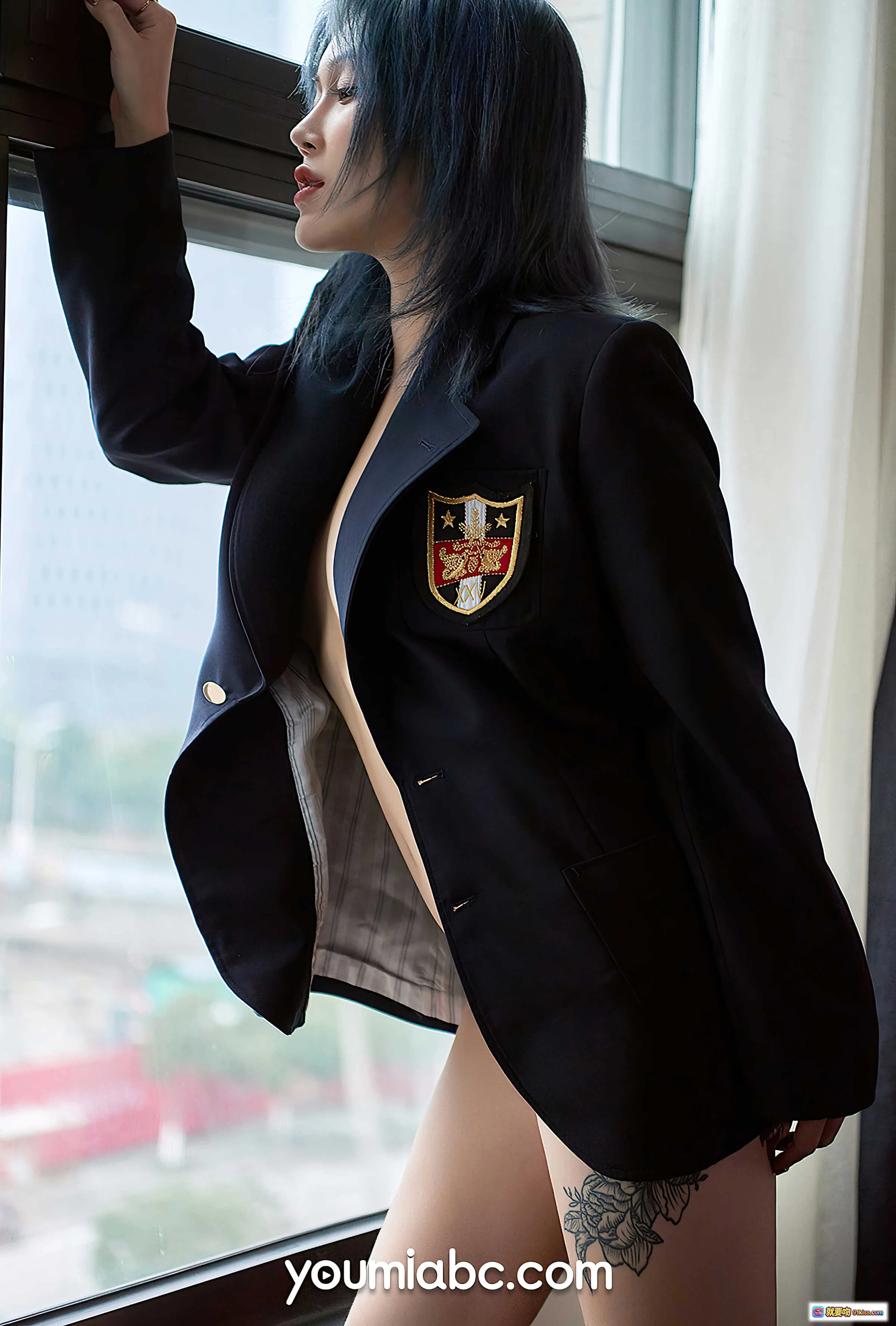 孙Amber黑西装制服写真  window边性感姿态 腿部玫瑰纹身  YouMi尤蜜2020.08.13缠绵挚爱系列 - 就要吻