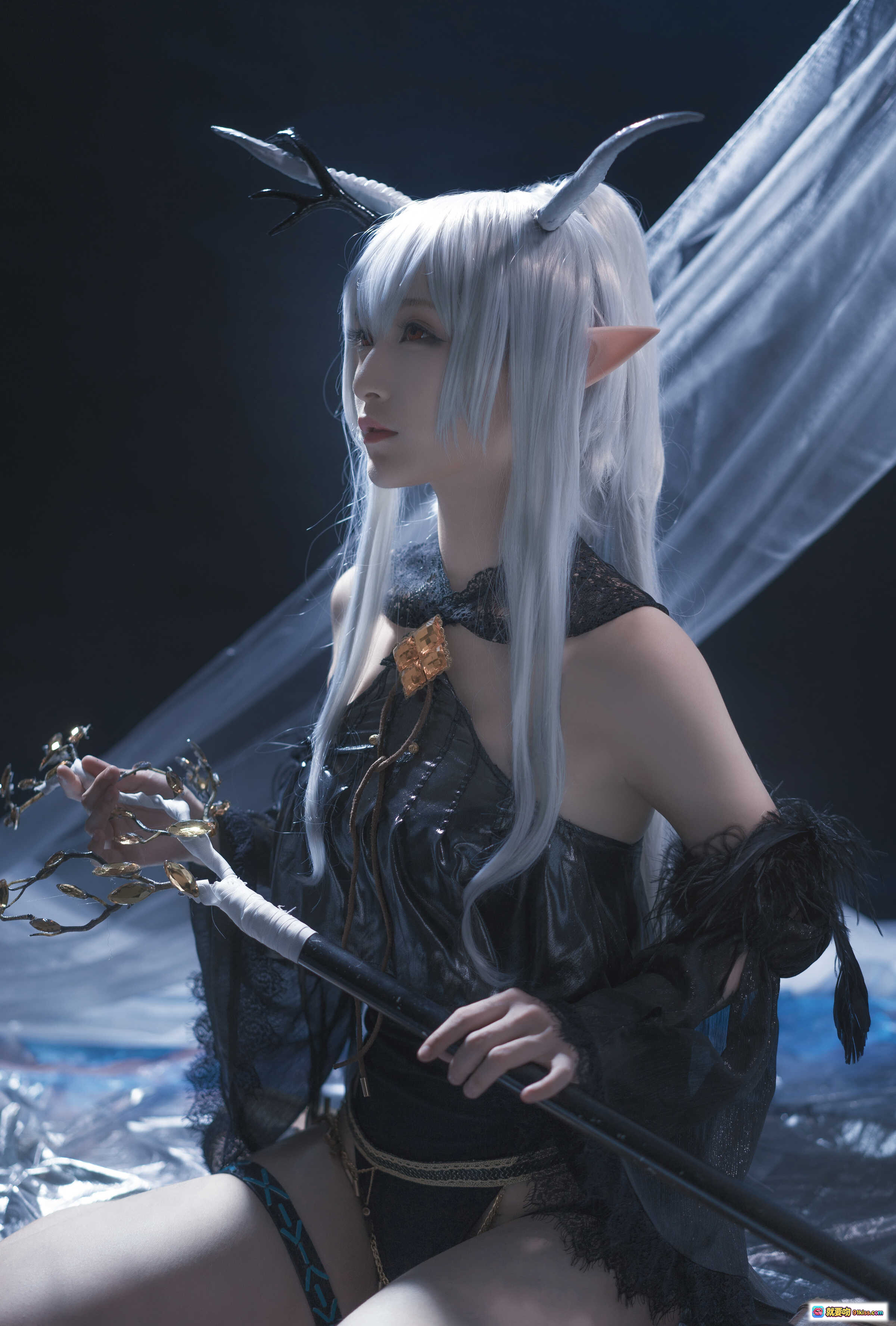 图片[4] - 铁板烧鬼舞w NO.011 闪灵 Cosplay 白发精灵耳 黑色哥特风 金色饰品 暗黑系写真 18P 207M - 就要吻