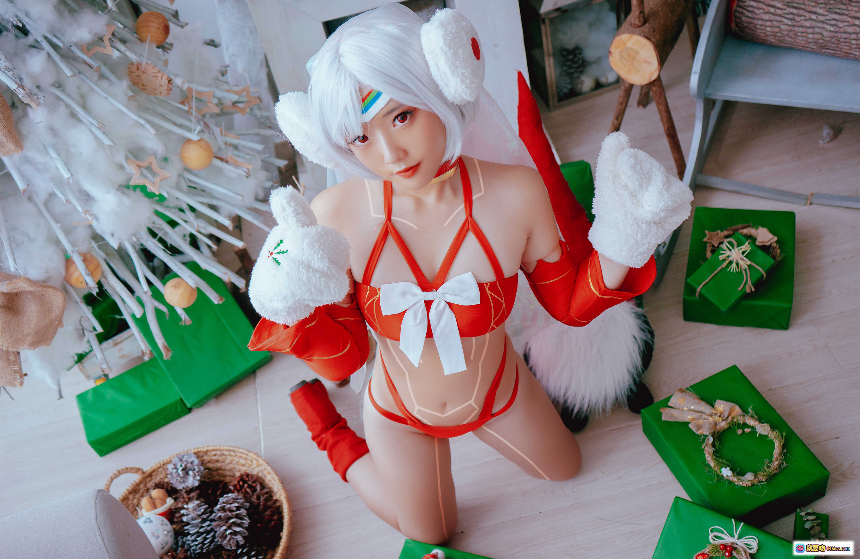 图片[6] - Messie Huang NO.01 Altera 圣诞主题Cosplay 白发彩虹发带 红色比基尼 毛绒耳罩 抱枕 薄纱披肩 节日氛围写真 - 就要吻