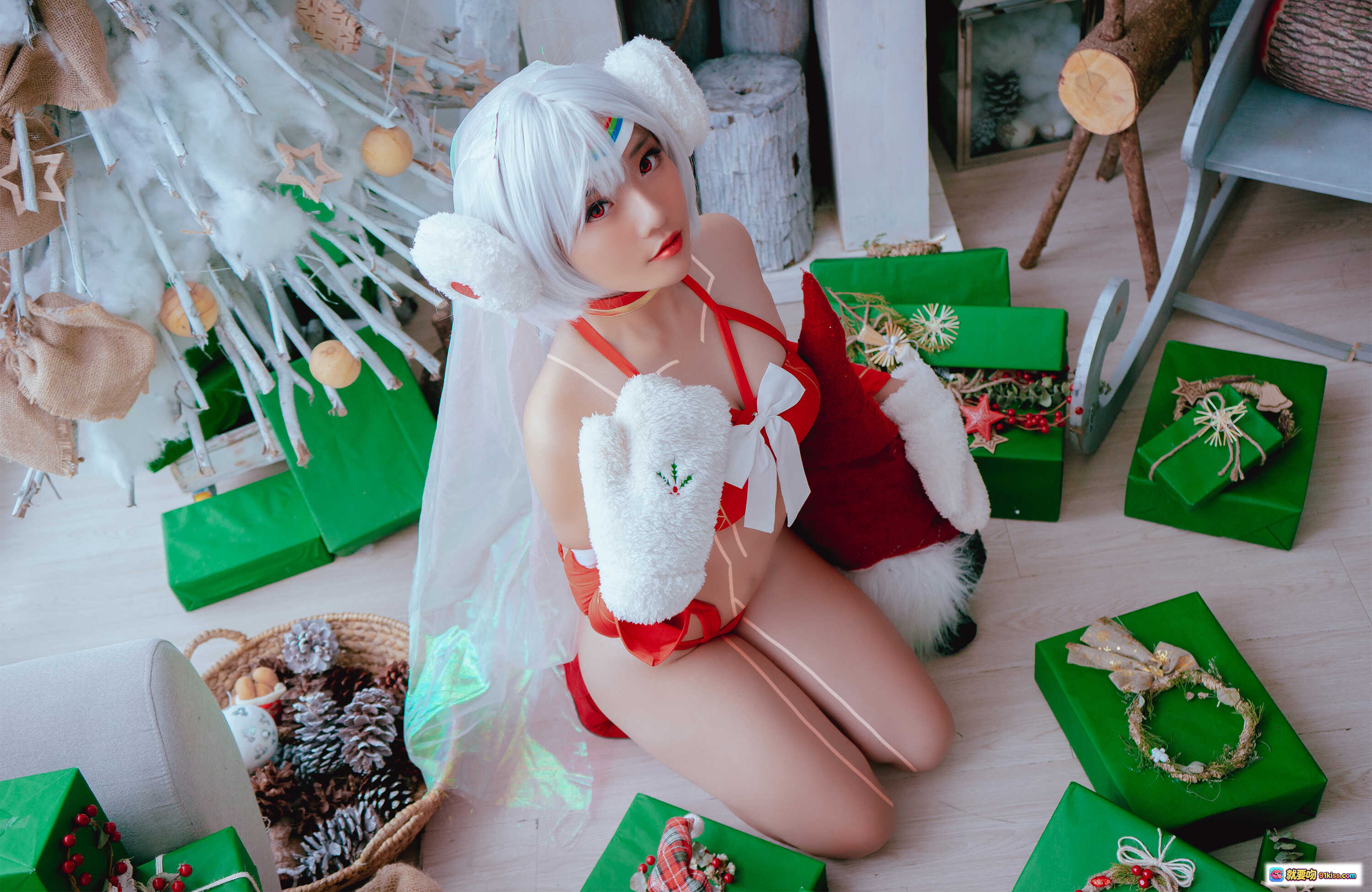 图片[4] - Messie Huang NO.01 Altera 圣诞主题Cosplay 白发彩虹发带 红色比基尼 毛绒耳罩 抱枕 薄纱披肩 节日氛围写真 - 就要吻