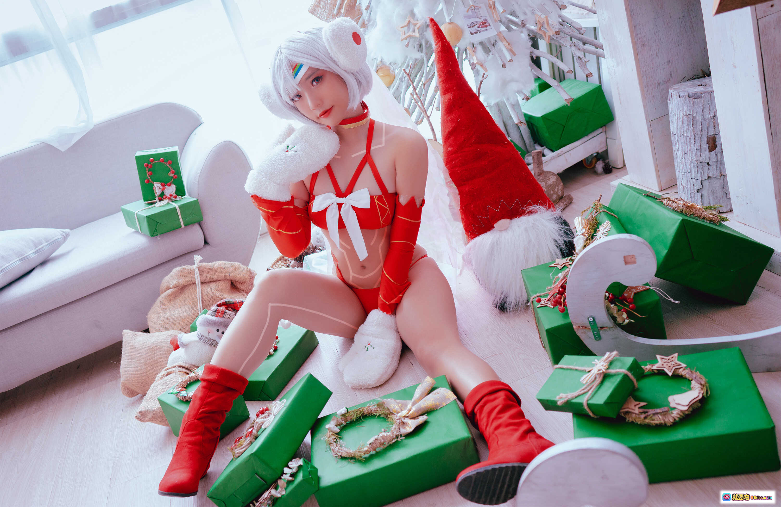 图片[3] - Messie Huang NO.01 Altera 圣诞主题Cosplay 白发彩虹发带 红色比基尼 毛绒耳罩 抱枕 薄纱披肩 节日氛围写真 - 就要吻