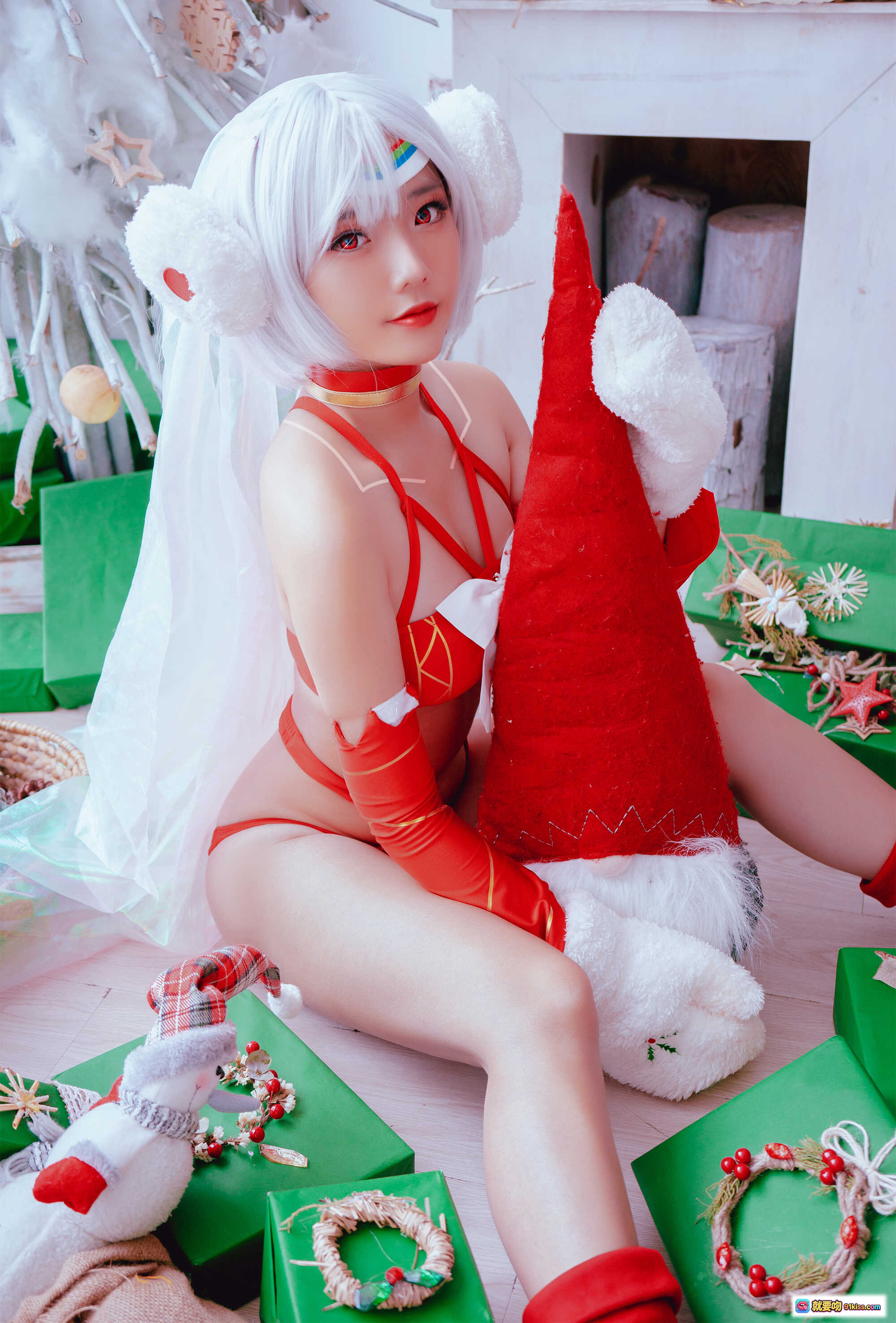 图片[10] - Messie Huang NO.01 Altera 圣诞主题Cosplay 白发彩虹发带 红色比基尼 毛绒耳罩 抱枕 薄纱披肩 节日氛围写真 - 就要吻