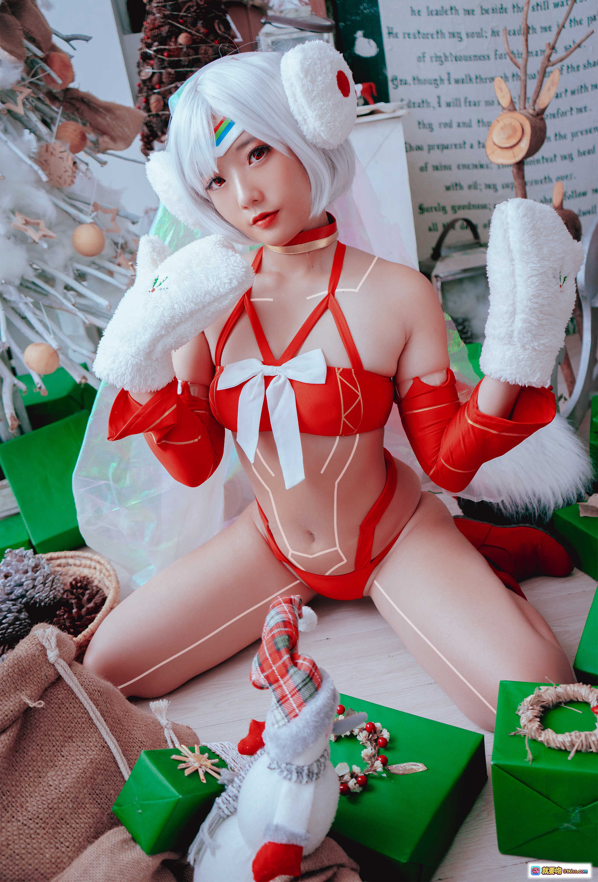 图片[7] - Messie Huang NO.01 Altera 圣诞主题Cosplay 白发彩虹发带 红色比基尼 毛绒耳罩 抱枕 薄纱披肩 节日氛围写真 - 就要吻