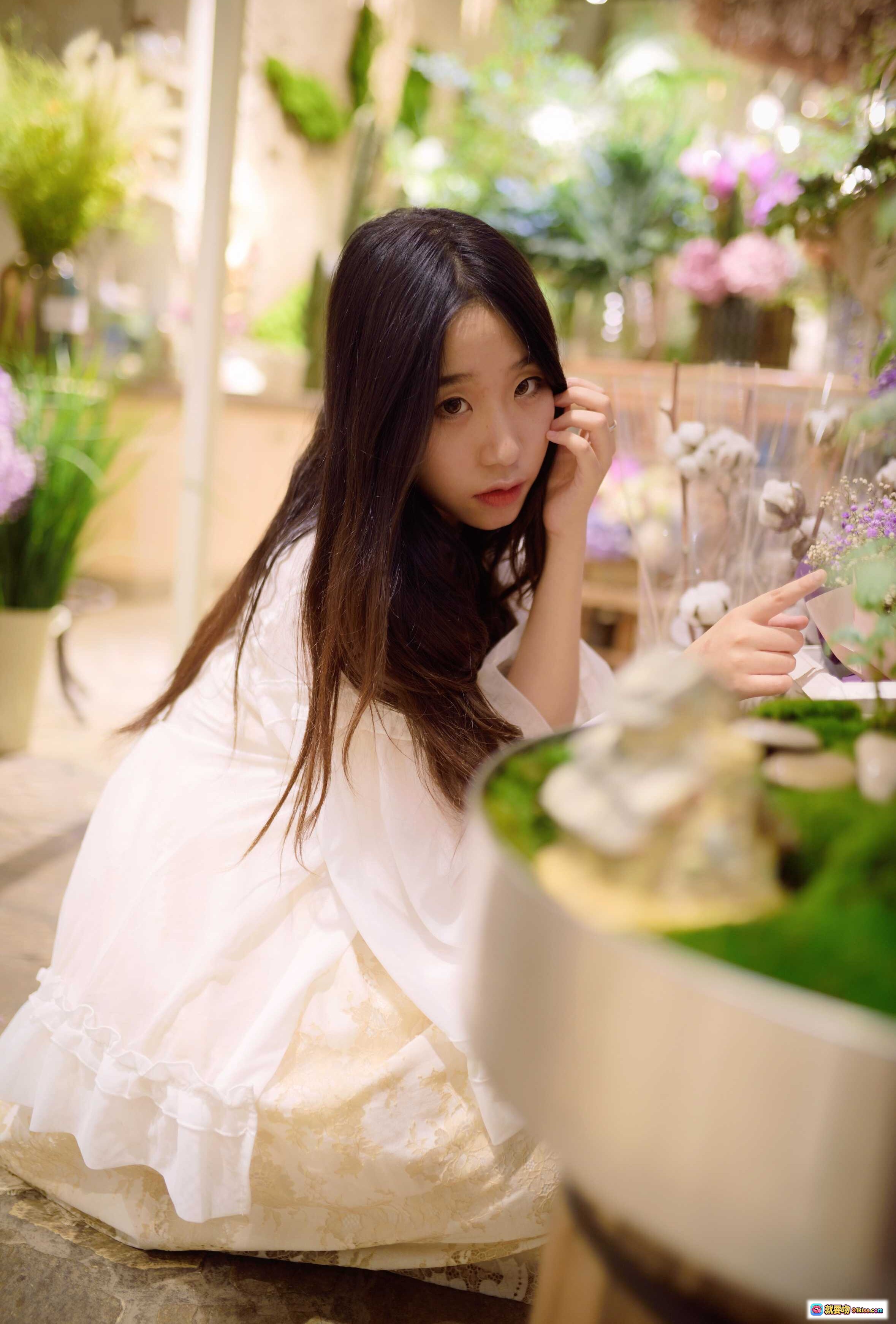 图片[8] - 穆零Mu0 NO.33 花卉主题清新少女写真，长发白衫配红耳机，咖啡厅温馨场景手持游戏手柄互动瞬间 - 就要吻