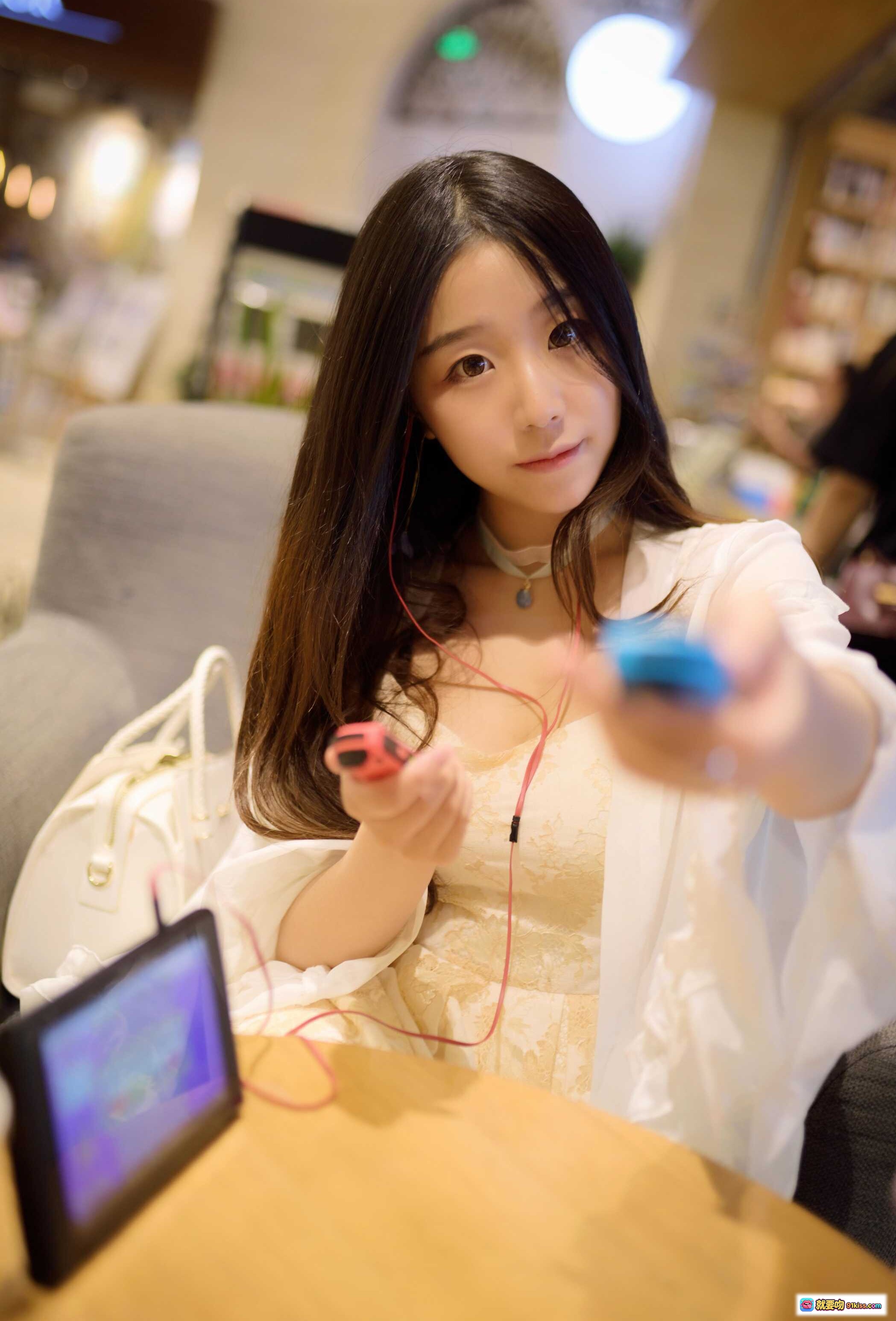 图片[1] - 穆零Mu0 NO.33 花卉主题清新少女写真，长发白衫配红耳机，咖啡厅温馨场景手持游戏手柄互动瞬间 - 就要吻