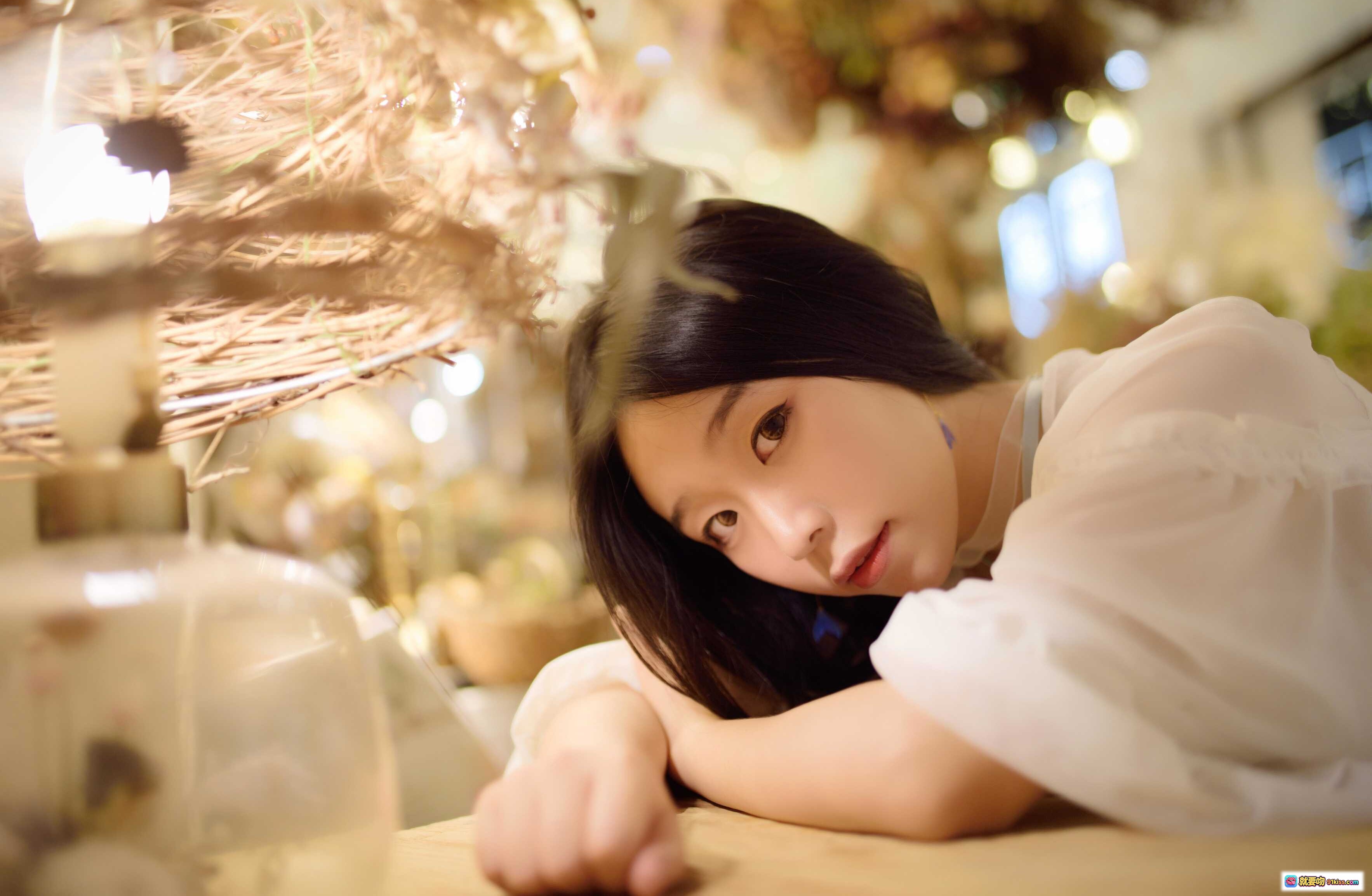 图片[10] - 穆零Mu0 NO.33 花卉主题清新少女写真，长发白衫配红耳机，咖啡厅温馨场景手持游戏手柄互动瞬间 - 就要吻