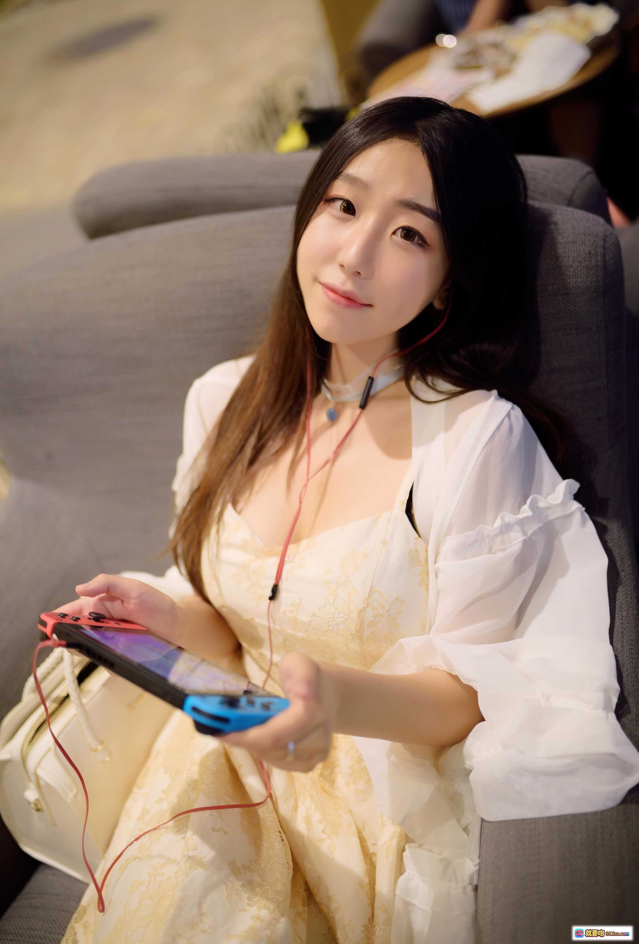 图片[9] - 穆零Mu0 NO.33 花卉主题清新少女写真，长发白衫配红耳机，咖啡厅温馨场景手持游戏手柄互动瞬间 - 就要吻