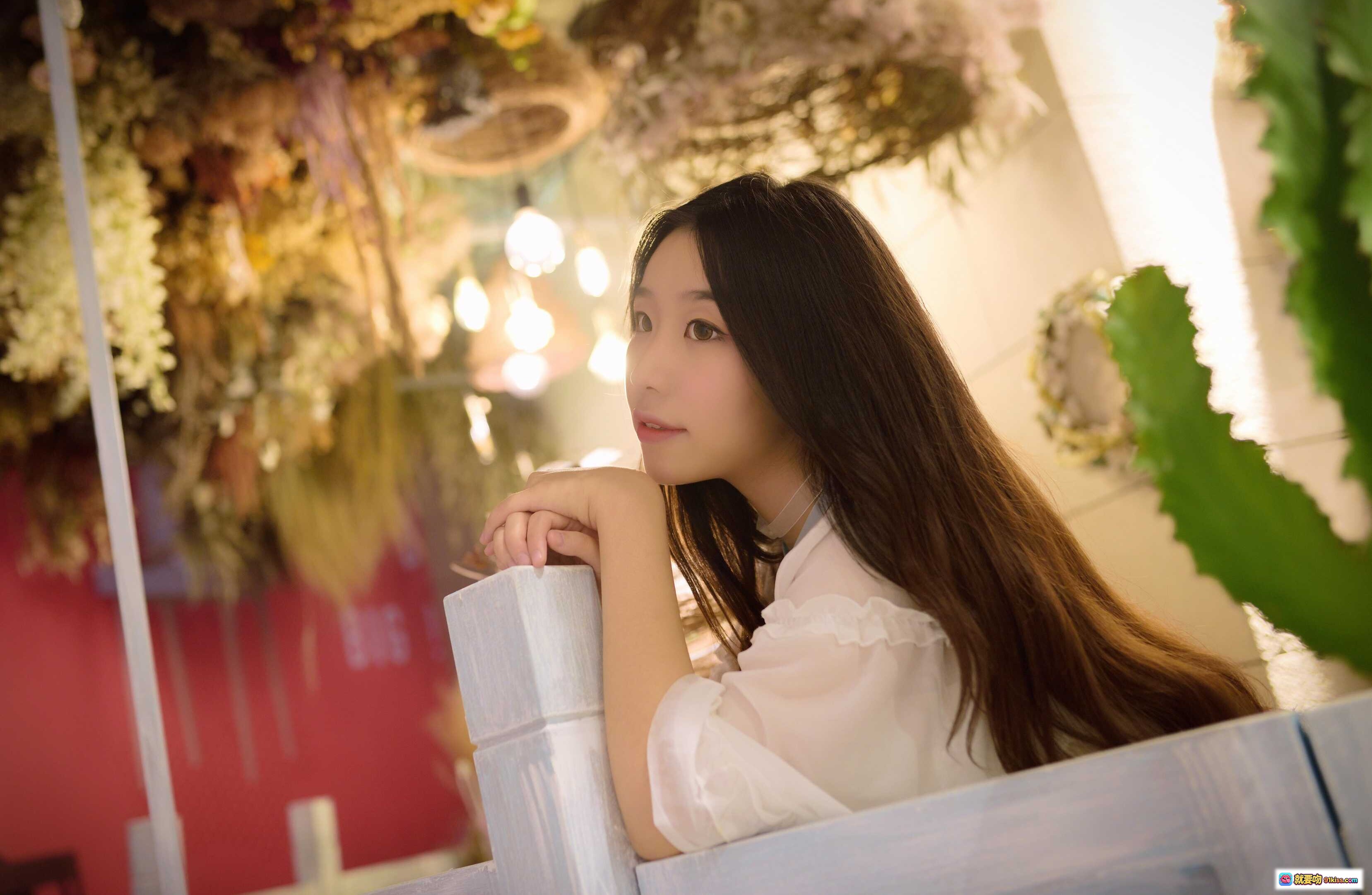 图片[2] - 穆零Mu0 NO.33 花卉主题清新少女写真，长发白衫配红耳机，咖啡厅温馨场景手持游戏手柄互动瞬间 - 就要吻