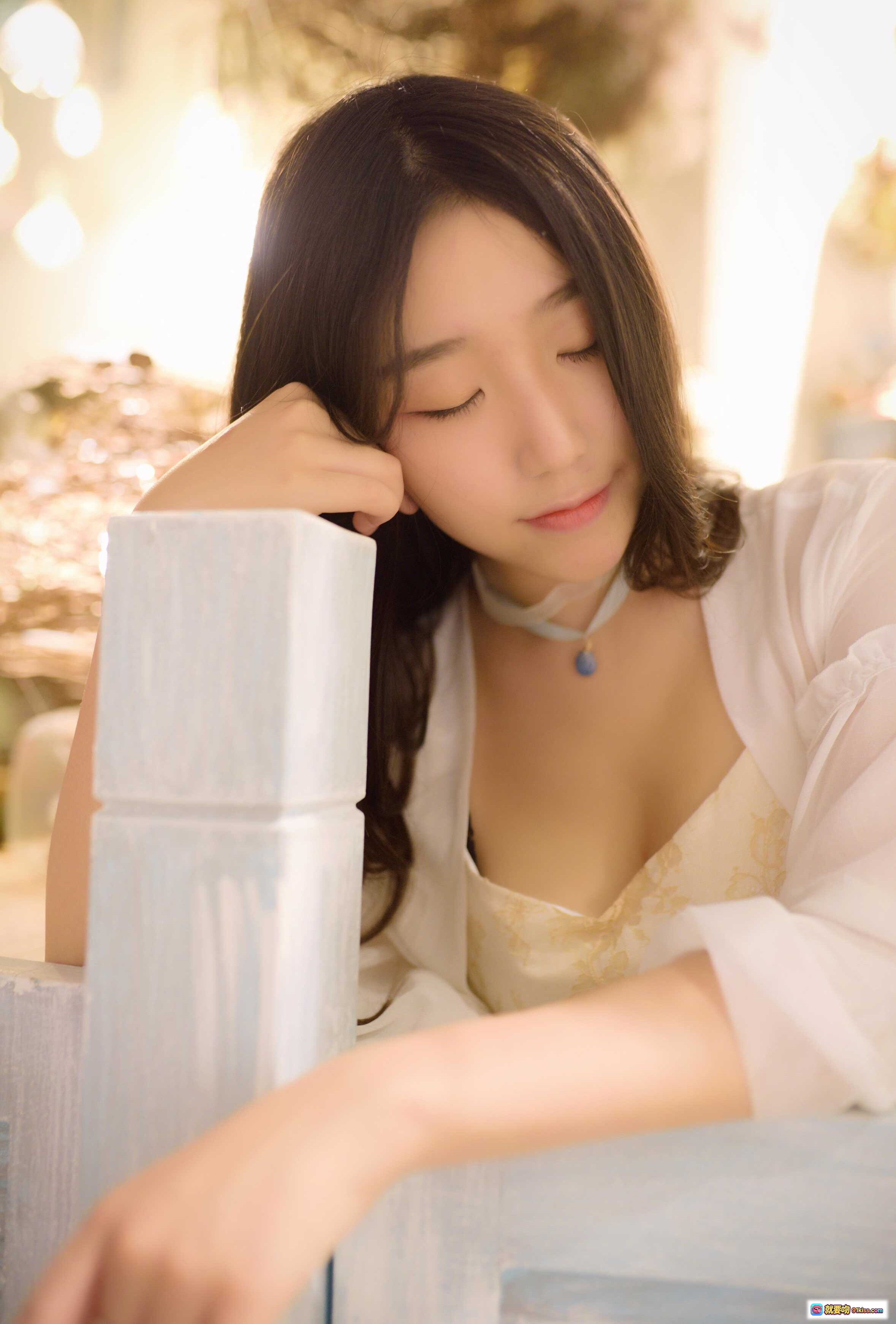 图片[5] - 穆零Mu0 NO.33 花卉主题清新少女写真，长发白衫配红耳机，咖啡厅温馨场景手持游戏手柄互动瞬间 - 就要吻