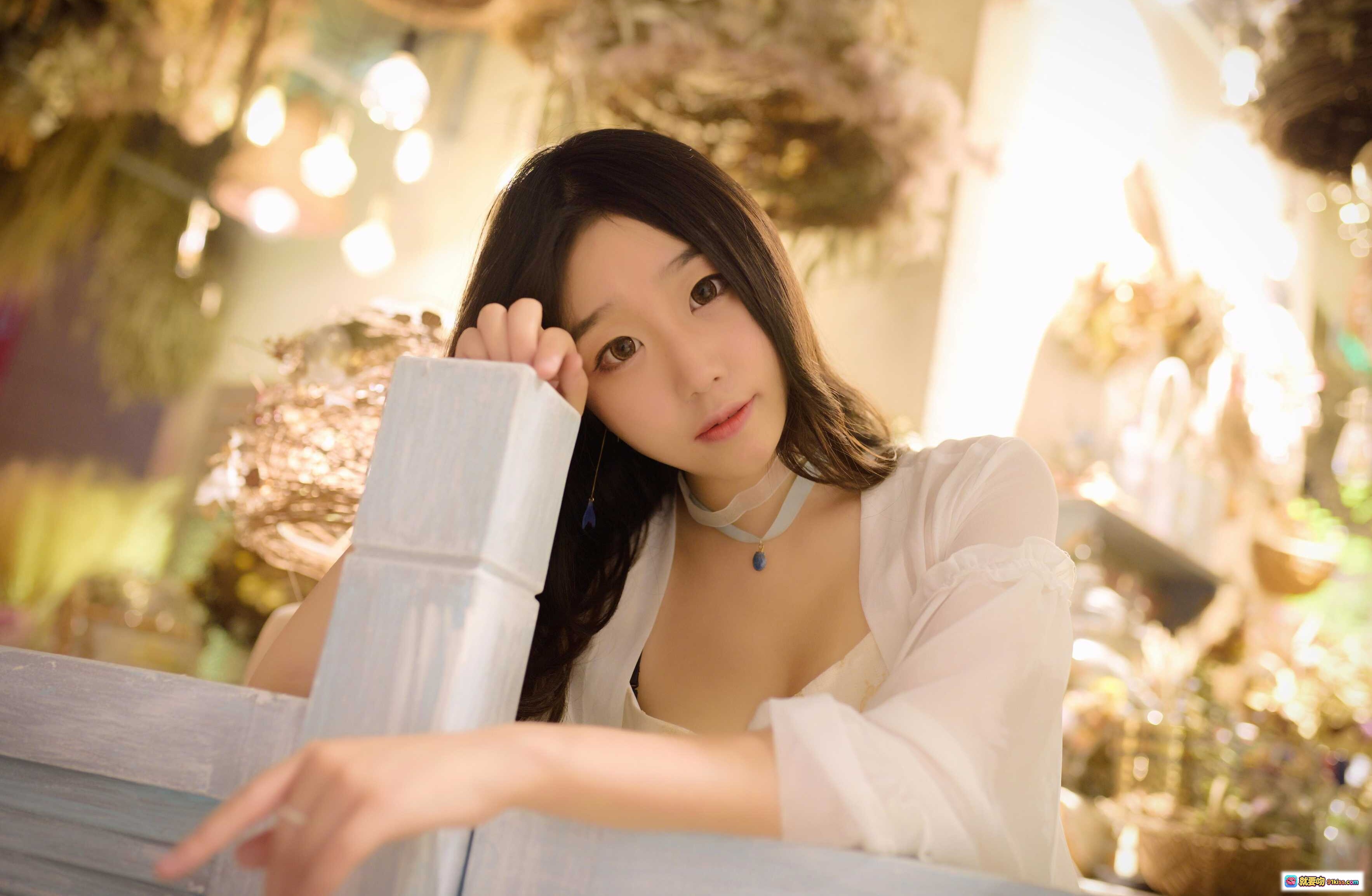 图片[7] - 穆零Mu0 NO.33 花卉主题清新少女写真，长发白衫配红耳机，咖啡厅温馨场景手持游戏手柄互动瞬间 - 就要吻