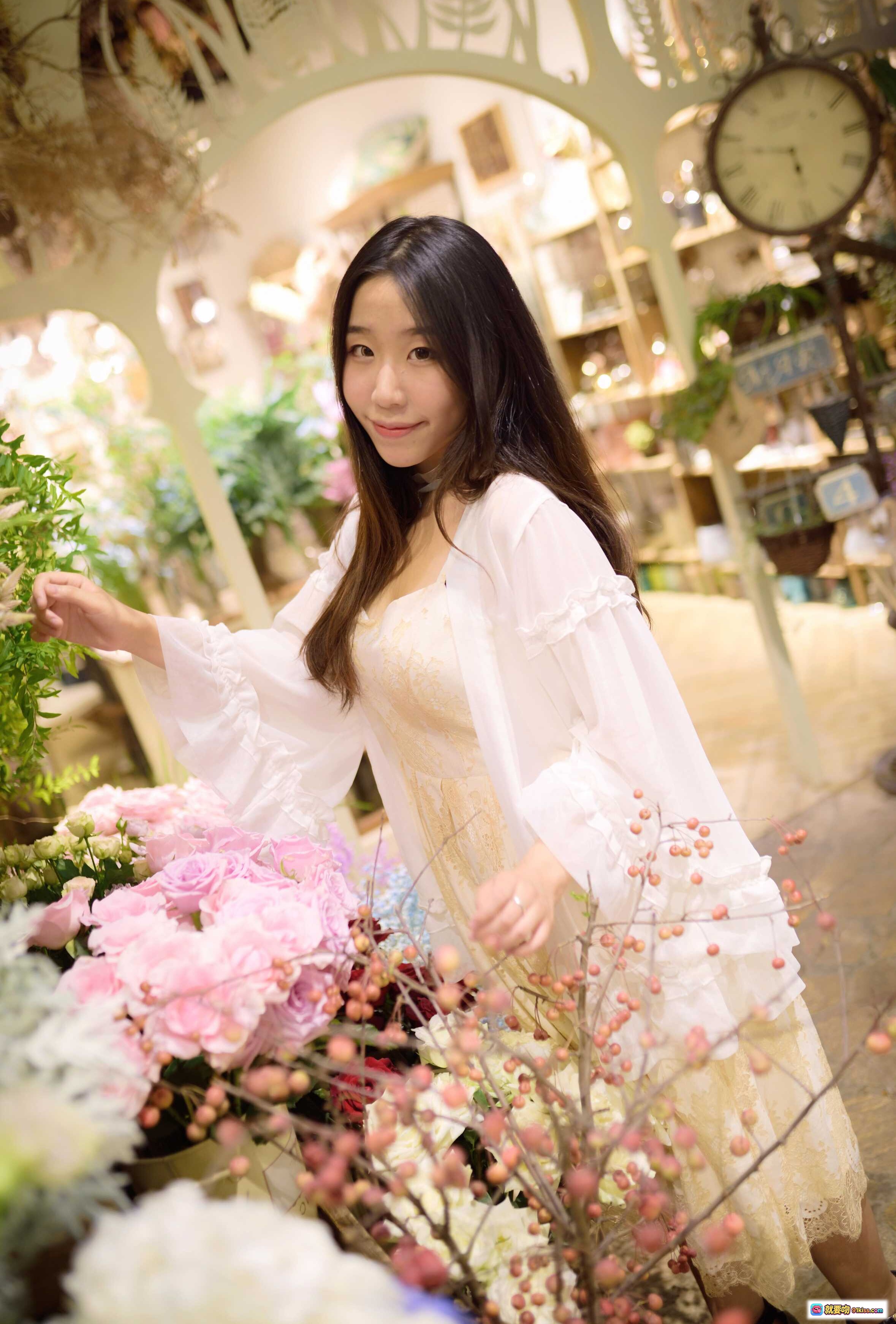 图片[6] - 穆零Mu0 NO.33 花卉主题清新少女写真，长发白衫配红耳机，咖啡厅温馨场景手持游戏手柄互动瞬间 - 就要吻