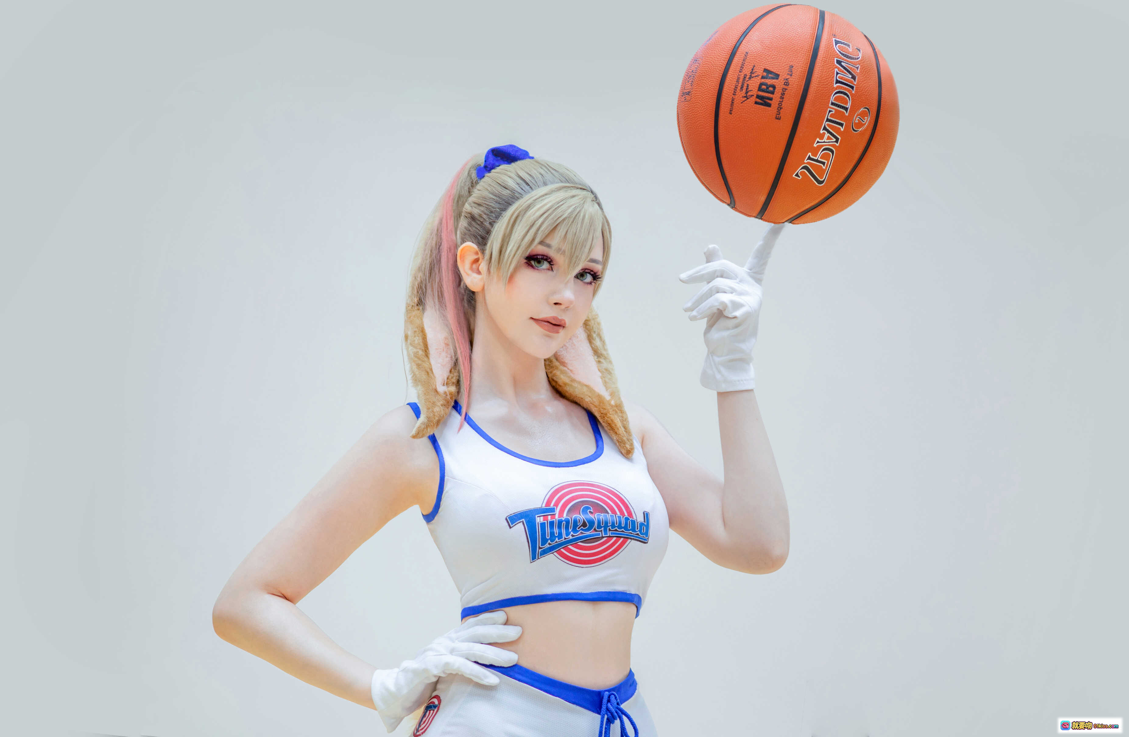 图片[9] - Sayathefox NO.020 Lola 篮球少女Cosplay写真 | 白蓝运动装+毛绒尾巴+球场摆拍 | 高清15P美图 - 就要吻