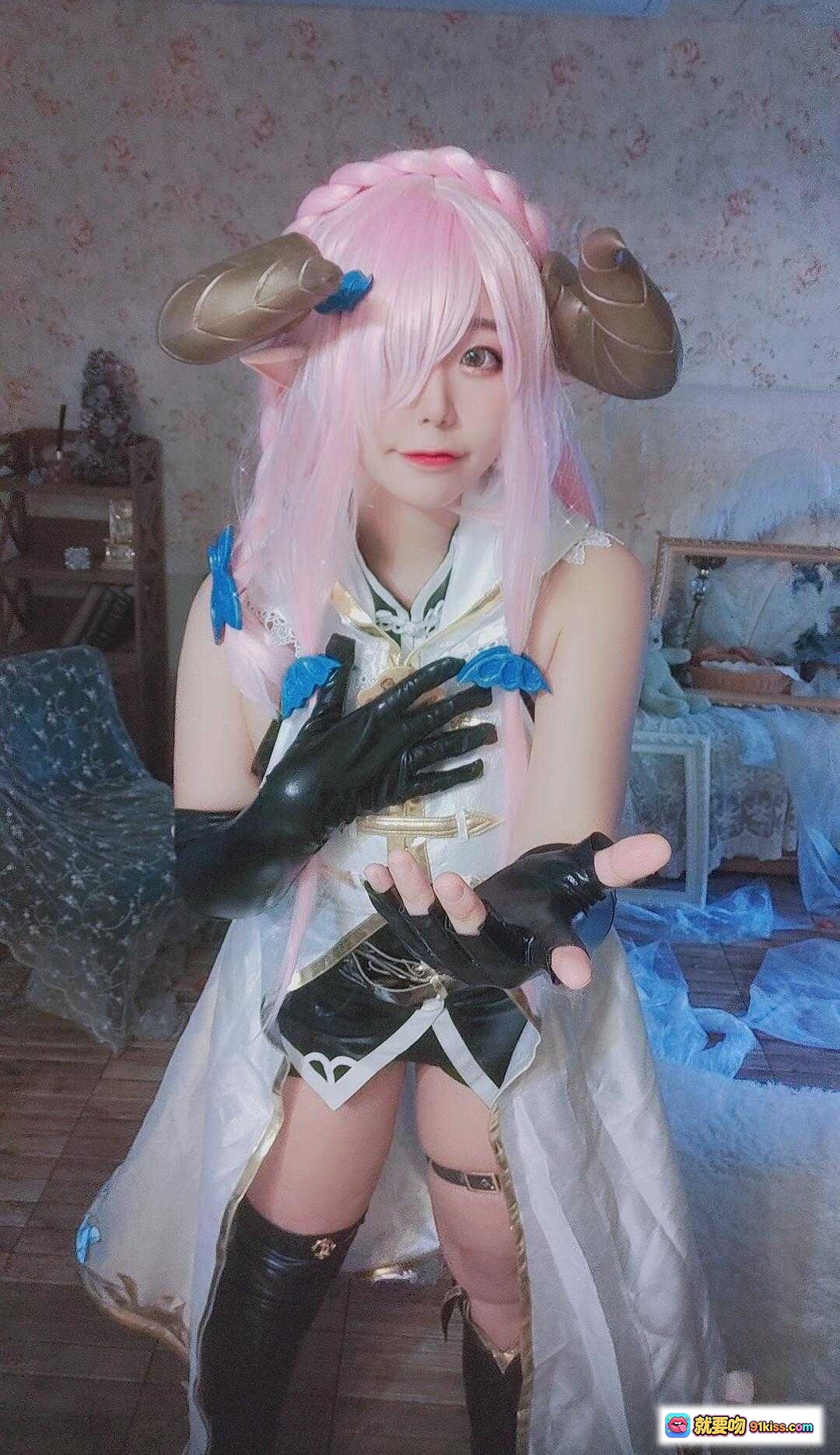 图片[1] - 穆零Mu0 NO.19 碧蓝幻想娜露梅亚cosplay 粉发羊角造型 黑手套白裙装 二次元角色扮演 精致还原写真 - 就要吻