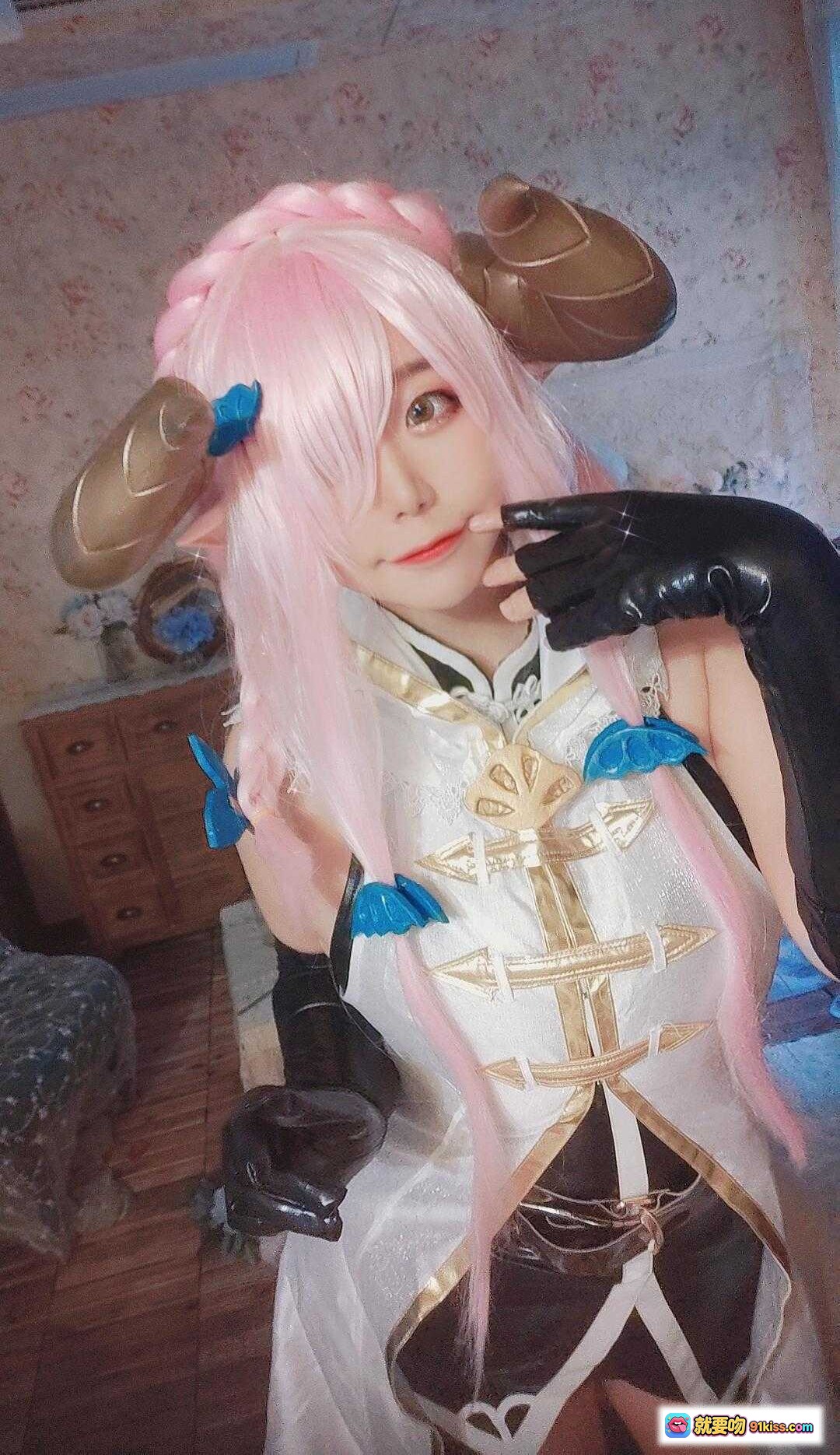 图片[6] - 穆零Mu0 NO.19 碧蓝幻想娜露梅亚cosplay 粉发羊角造型 黑手套白裙装 二次元角色扮演 精致还原写真 - 就要吻