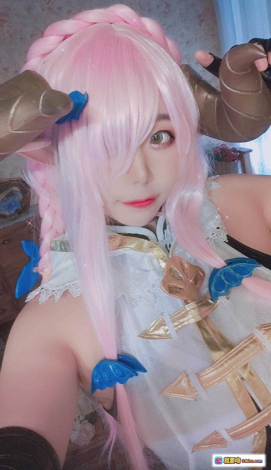 图片[10] - 穆零Mu0 NO.19 碧蓝幻想娜露梅亚cosplay 粉发羊角造型 黑手套白裙装 二次元角色扮演 精致还原写真 - 就要吻