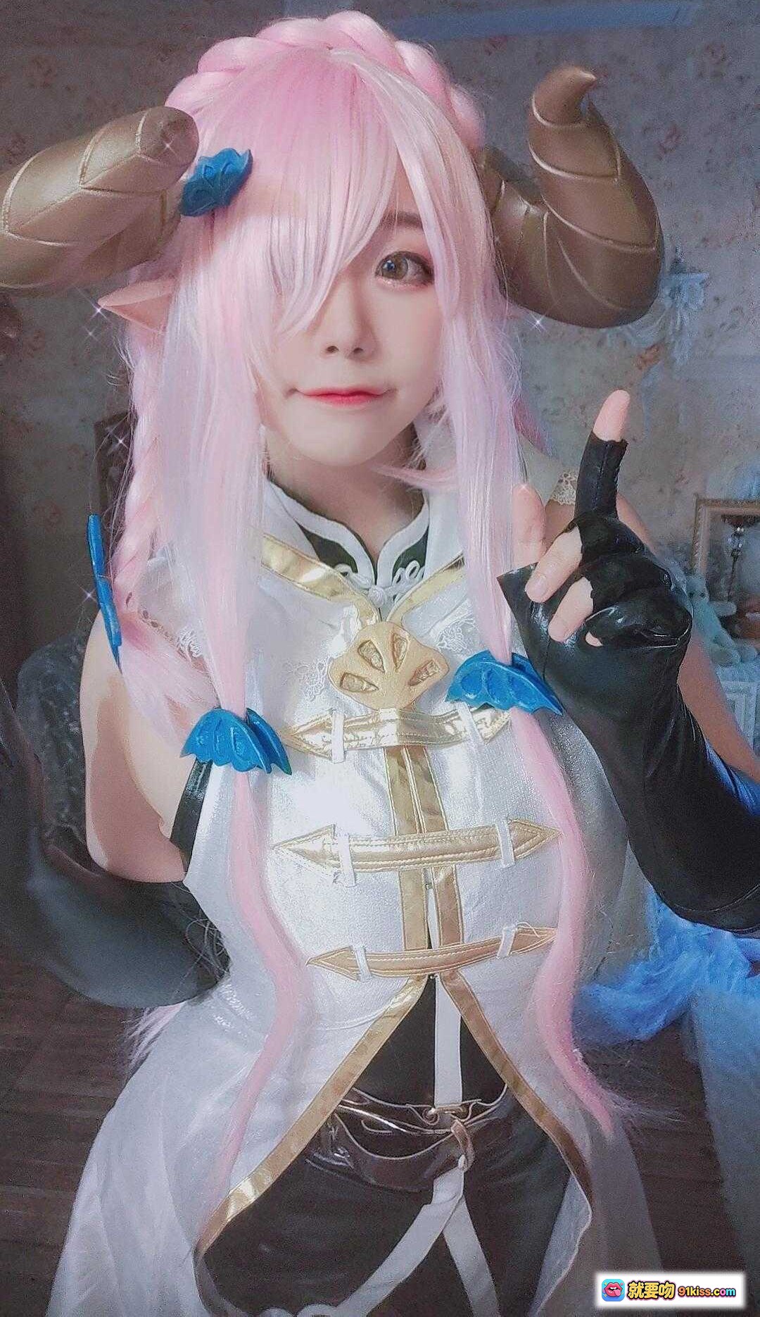 图片[4] - 穆零Mu0 NO.19 碧蓝幻想娜露梅亚cosplay 粉发羊角造型 黑手套白裙装 二次元角色扮演 精致还原写真 - 就要吻