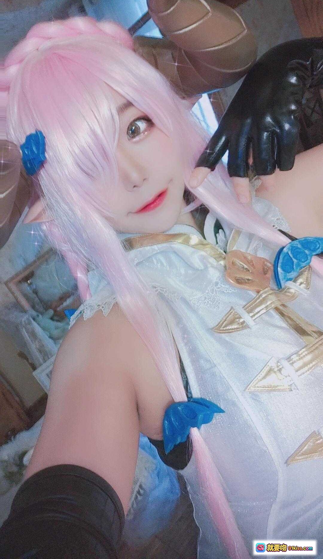 图片[3] - 穆零Mu0 NO.19 碧蓝幻想娜露梅亚cosplay 粉发羊角造型 黑手套白裙装 二次元角色扮演 精致还原写真 - 就要吻