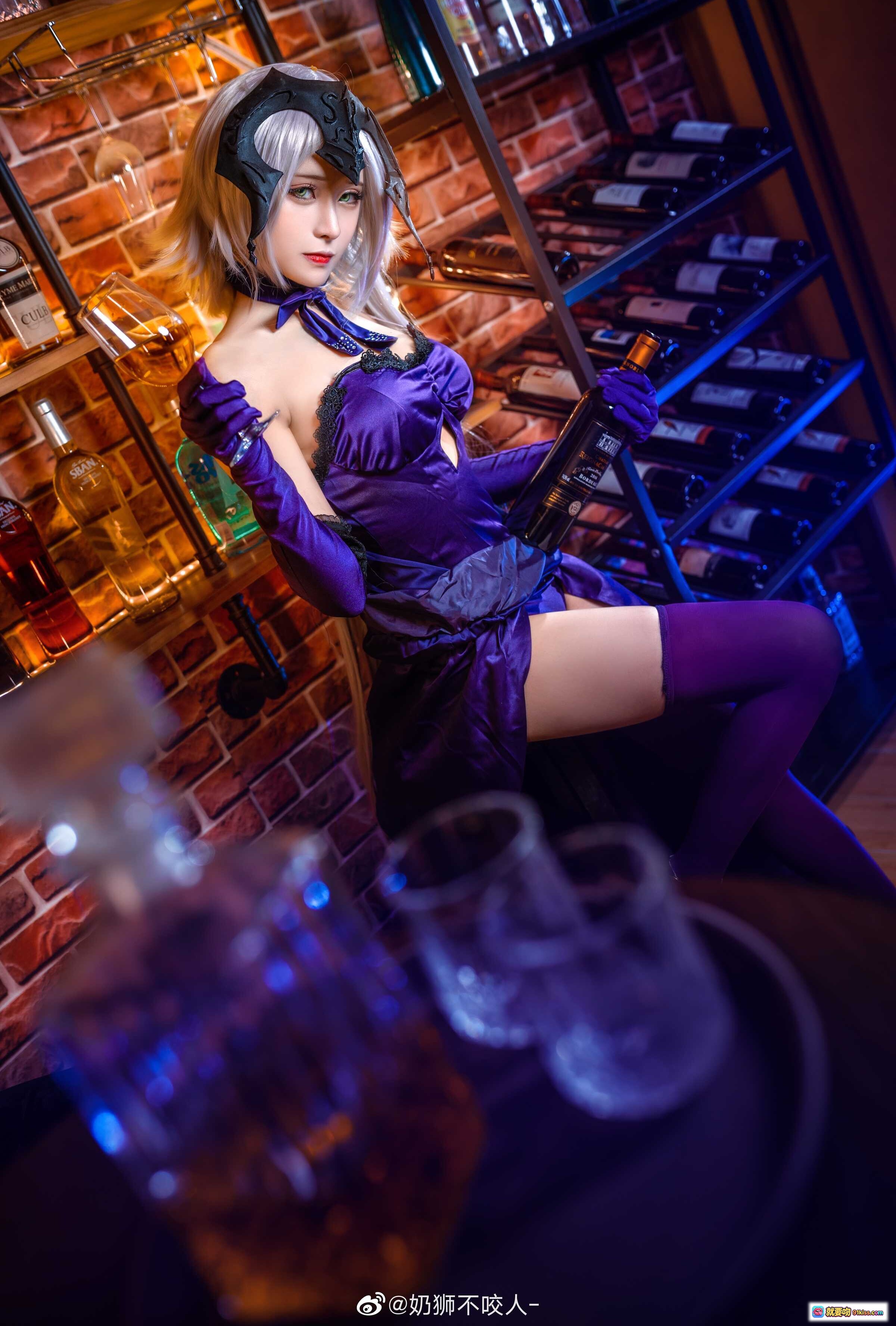 奶狮不咬人COS黑贞德紫色丝绒礼服酒窖写真性感优雅角色扮演高清美图 - 就要吻