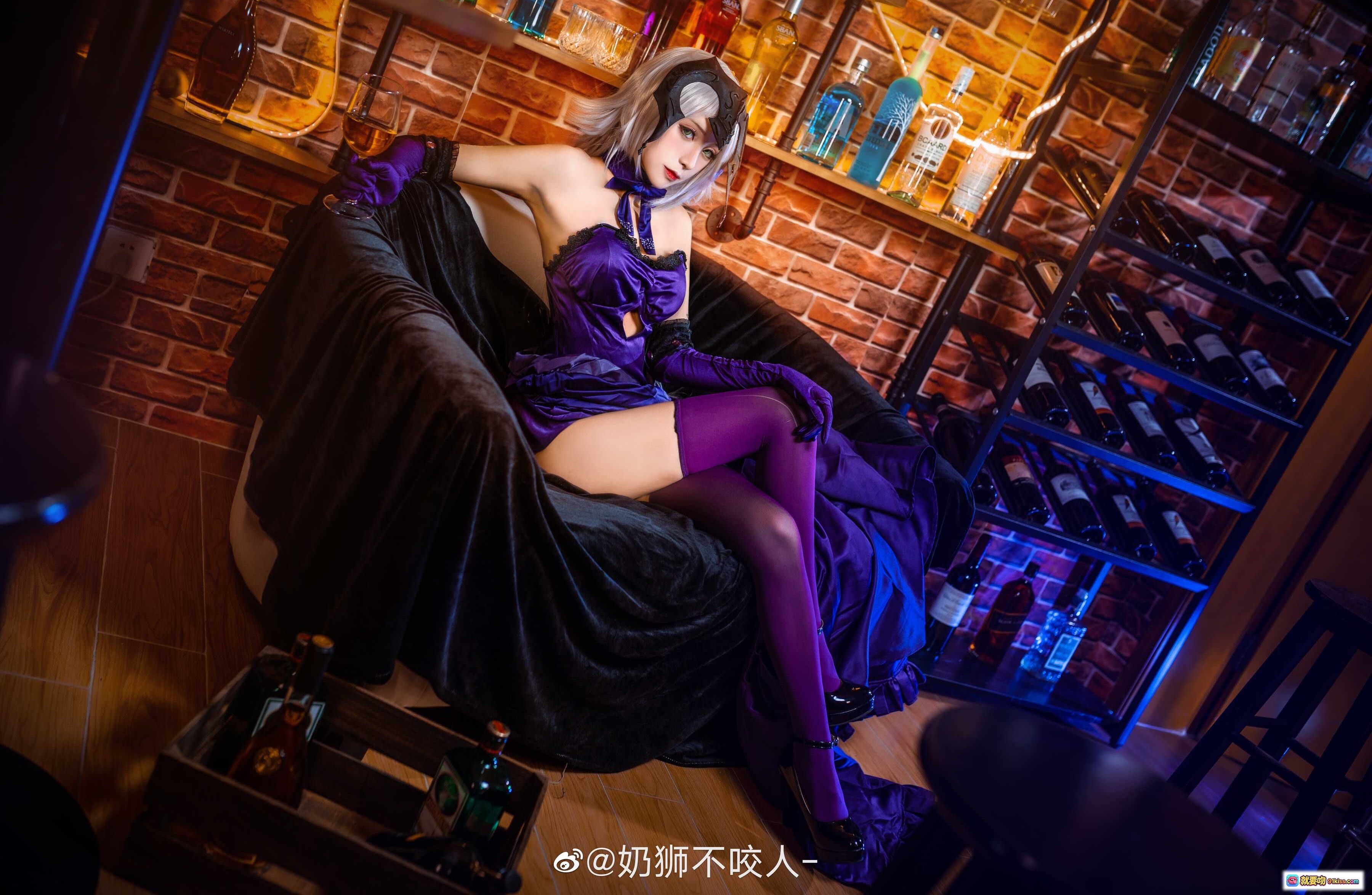 图片[6] - 奶狮不咬人COS黑贞德紫色丝绒礼服酒窖写真性感优雅角色扮演高清美图 - 就要吻