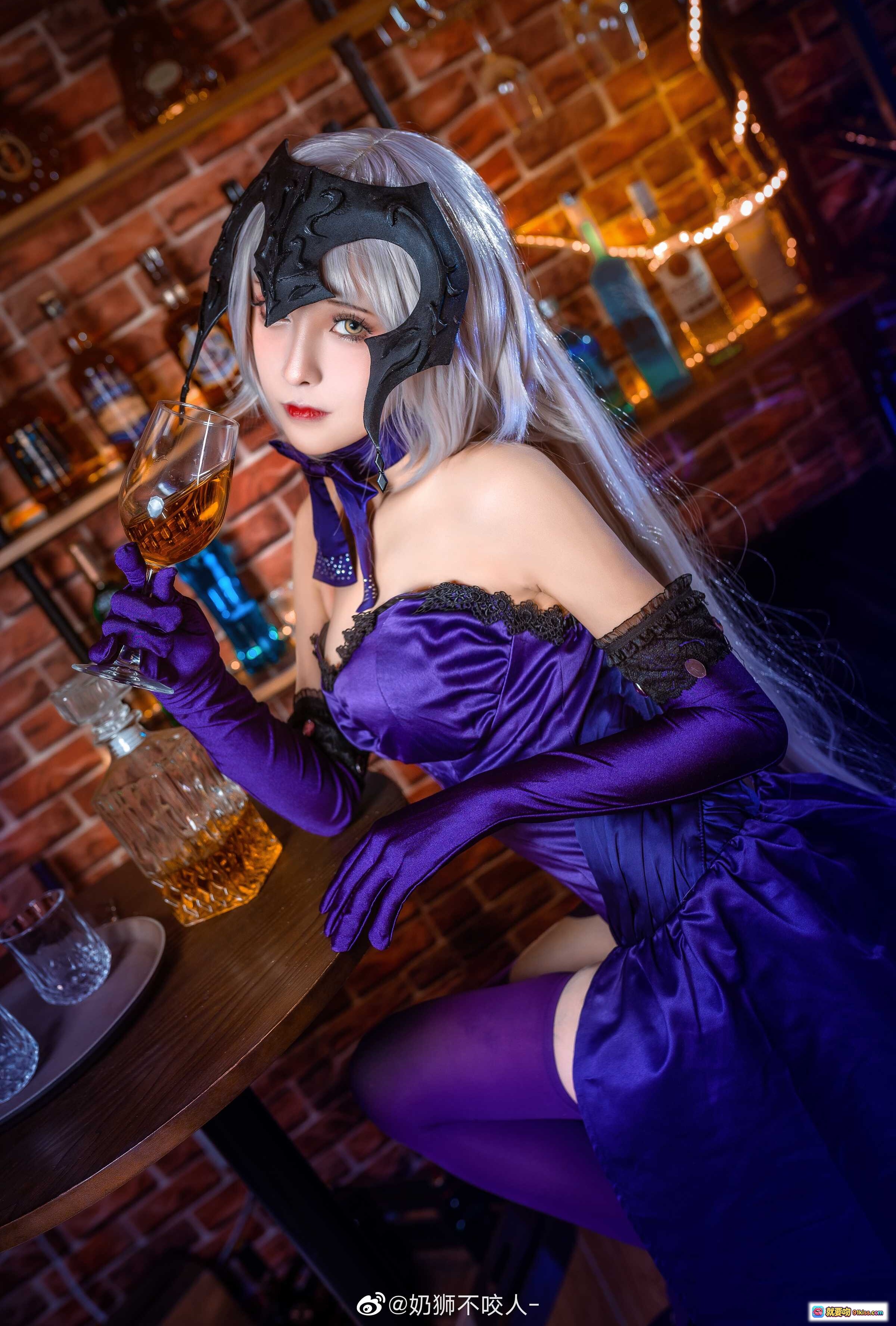 图片[5] - 奶狮不咬人COS黑贞德紫色丝绒礼服酒窖写真性感优雅角色扮演高清美图 - 就要吻