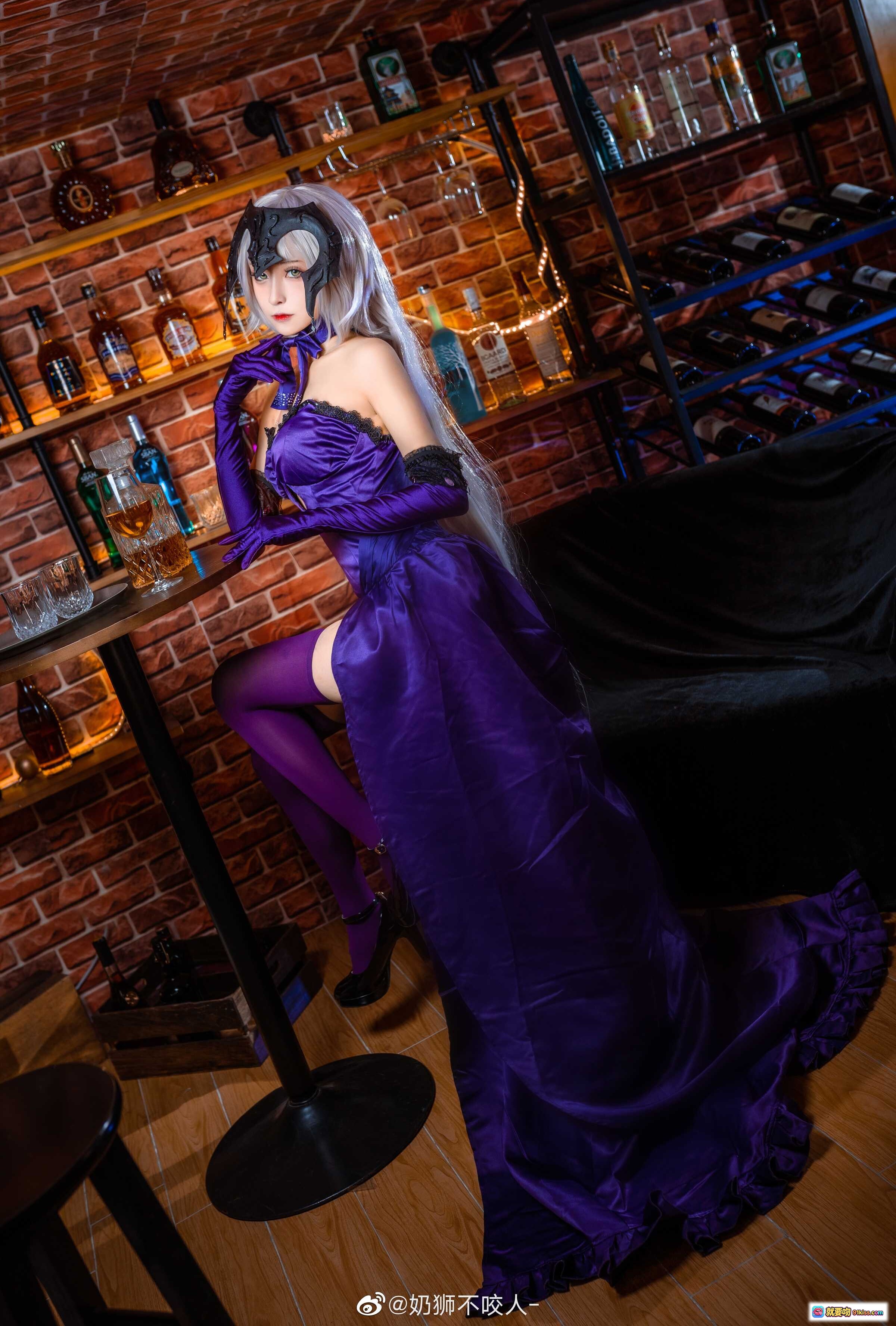 图片[10] - 奶狮不咬人COS黑贞德紫色丝绒礼服酒窖写真性感优雅角色扮演高清美图 - 就要吻