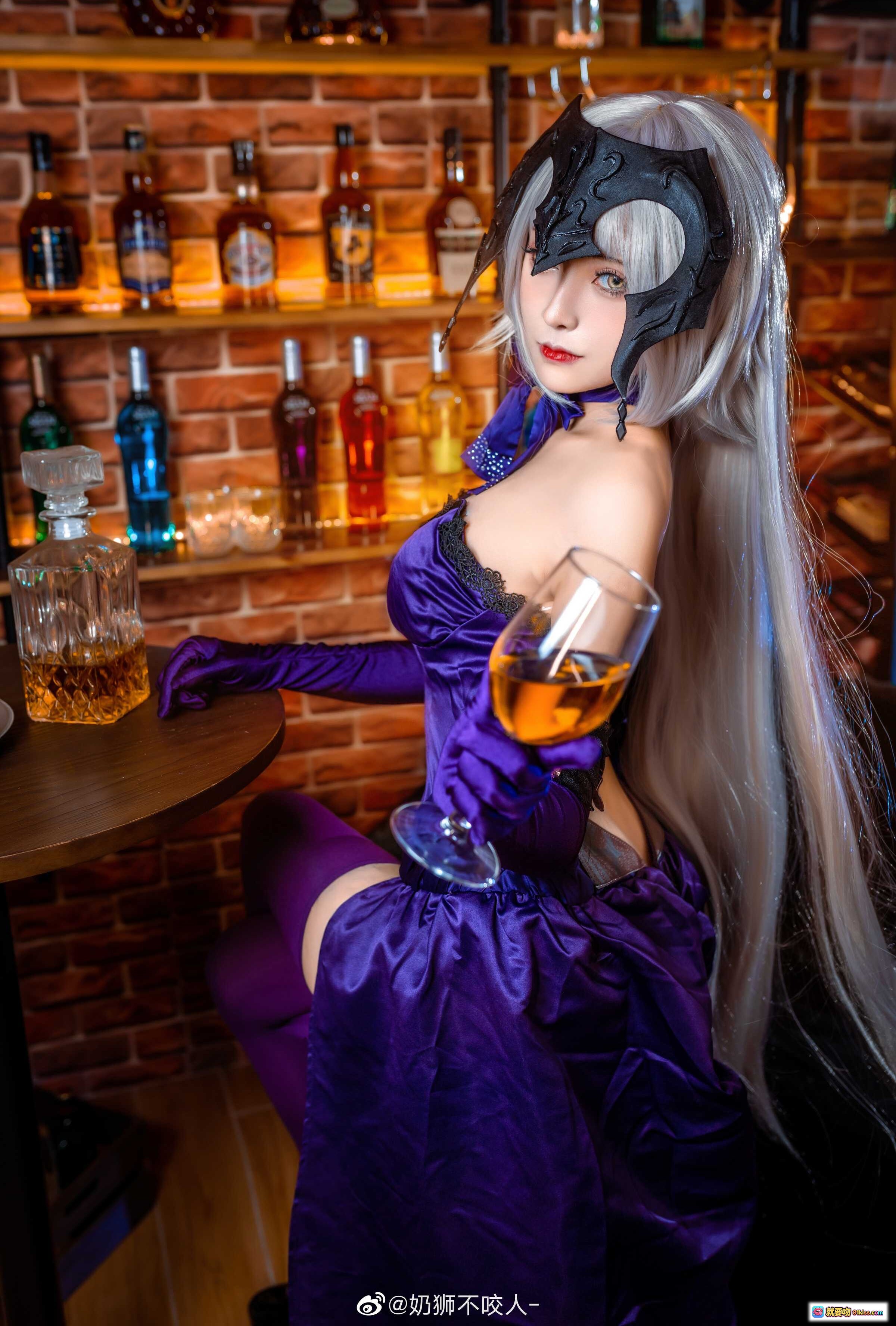 图片[4] - 奶狮不咬人COS黑贞德紫色丝绒礼服酒窖写真性感优雅角色扮演高清美图 - 就要吻