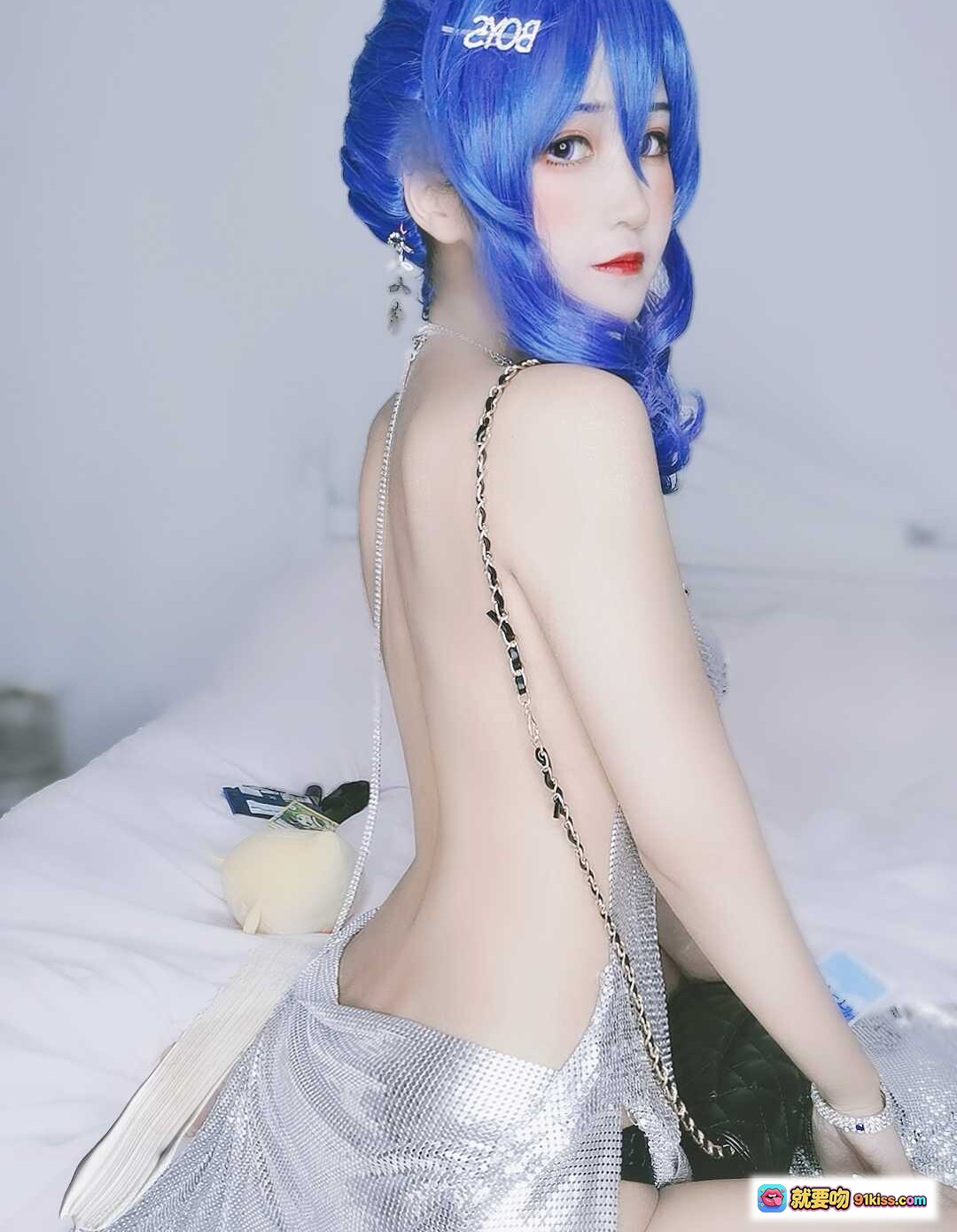 图片[3] - 三度_69 NO.052 圣路易斯 蓝发cos银色亮片裙 手持卡片 精致妆容 优雅写真 10P高清图集 - 就要吻