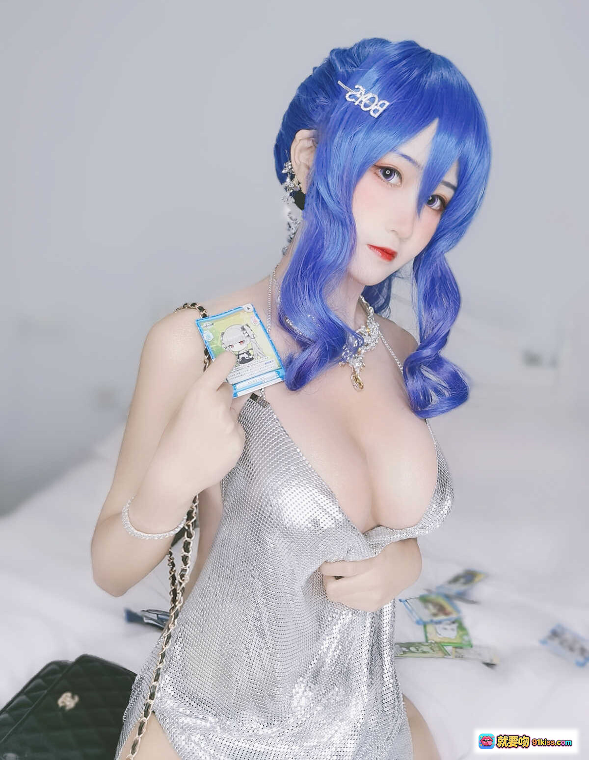 图片[5] - 三度_69 NO.052 圣路易斯 蓝发cos银色亮片裙 手持卡片 精致妆容 优雅写真 10P高清图集 - 就要吻