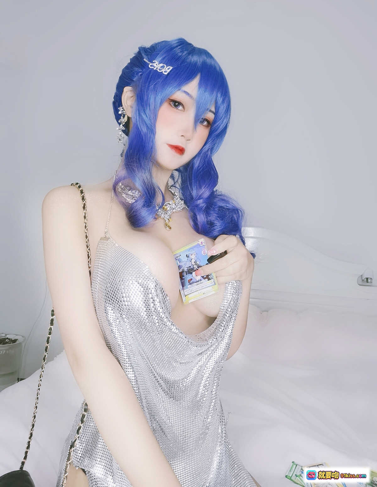 图片[1] - 三度_69 NO.052 圣路易斯 蓝发cos银色亮片裙 手持卡片 精致妆容 优雅写真 10P高清图集 - 就要吻