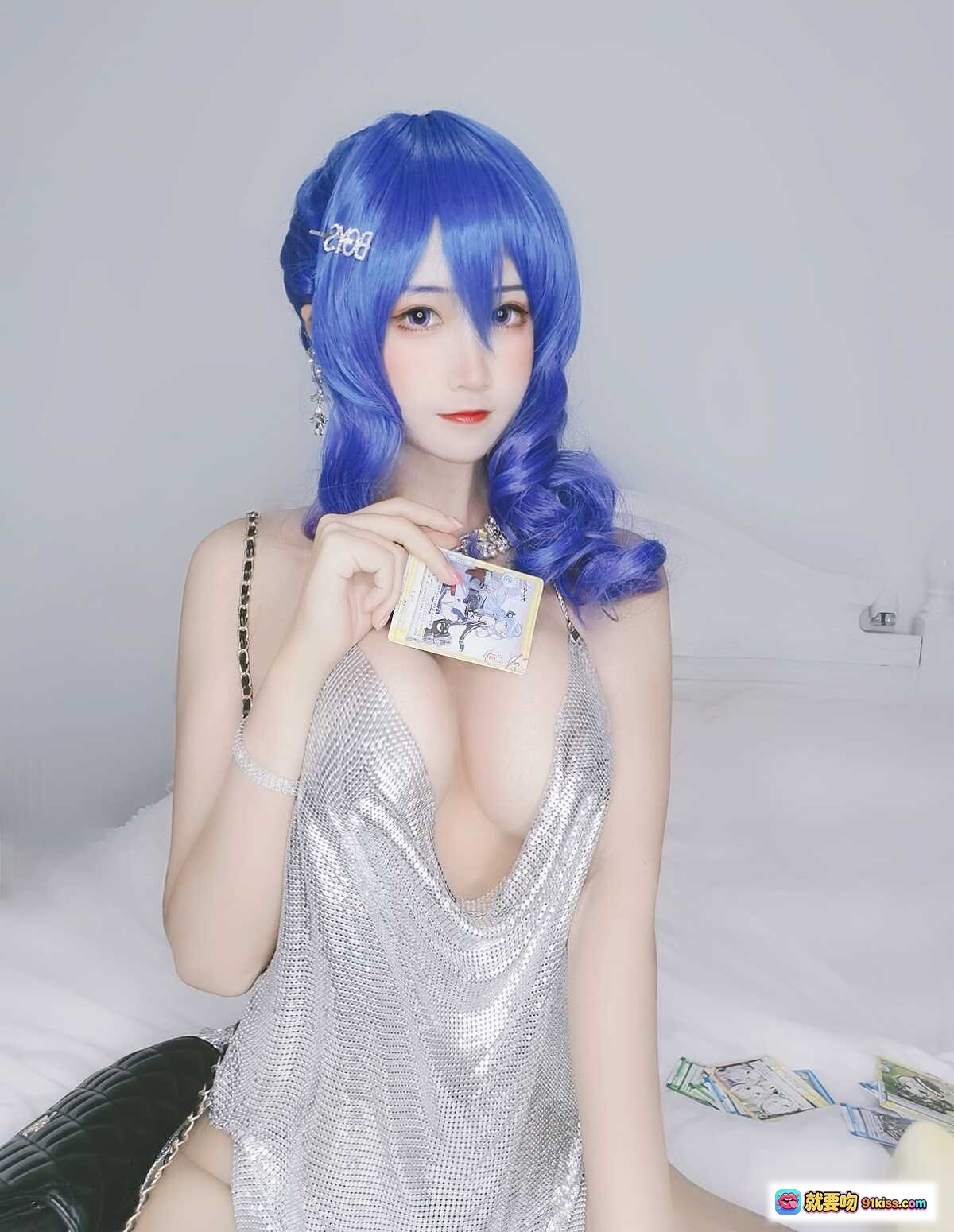 图片[6] - 三度_69 NO.052 圣路易斯 蓝发cos银色亮片裙 手持卡片 精致妆容 优雅写真 10P高清图集 - 就要吻