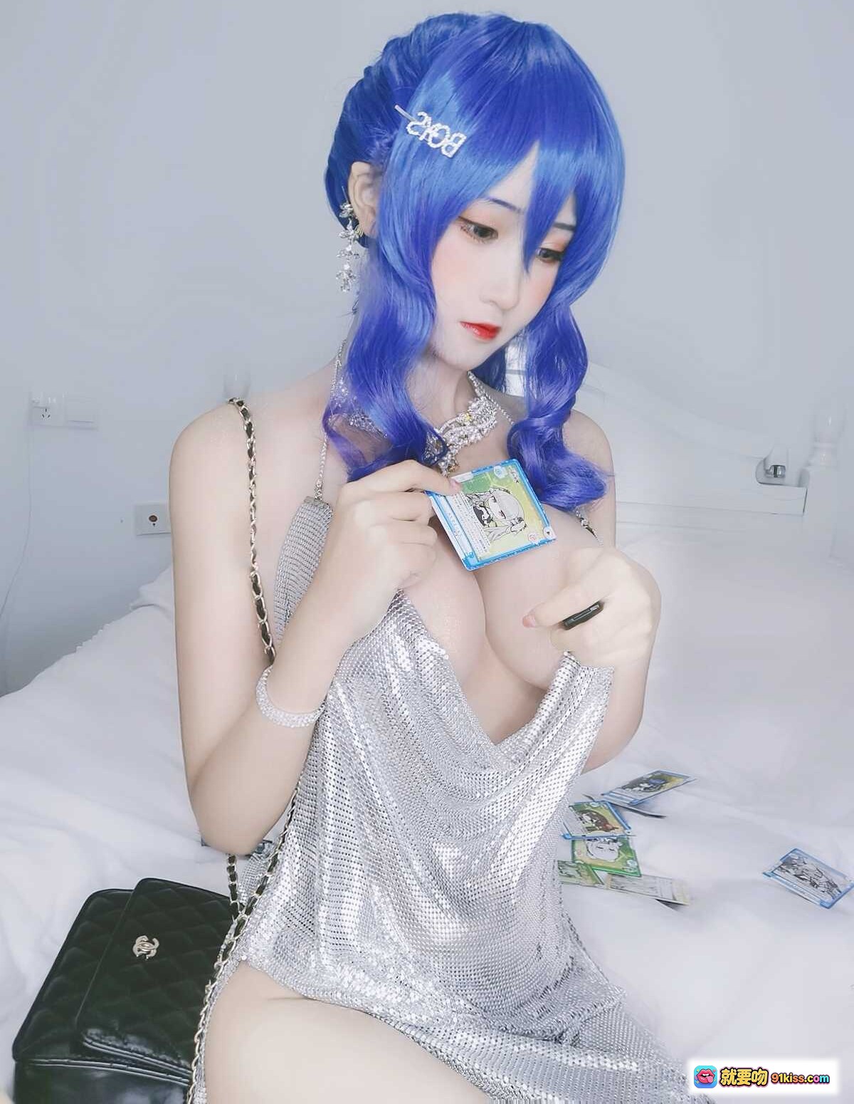 图片[4] - 三度_69 NO.052 圣路易斯 蓝发cos银色亮片裙 手持卡片 精致妆容 优雅写真 10P高清图集 - 就要吻