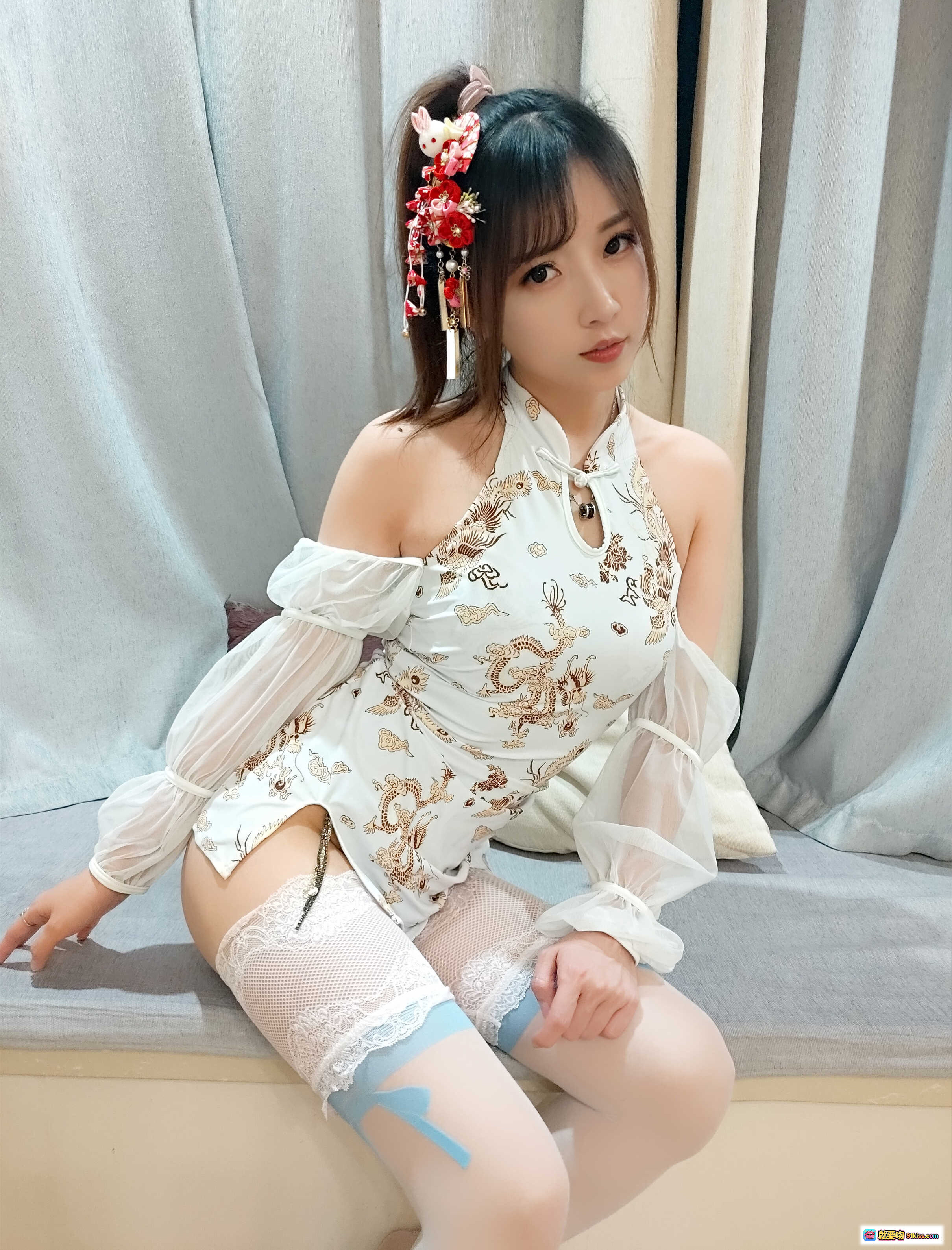 图片[6] - 小女巫露娜NO.010 白色蕾丝长筒袜 旗袍造型 床上写真 清纯甜美 日系风格 38P高清图集 - 就要吻