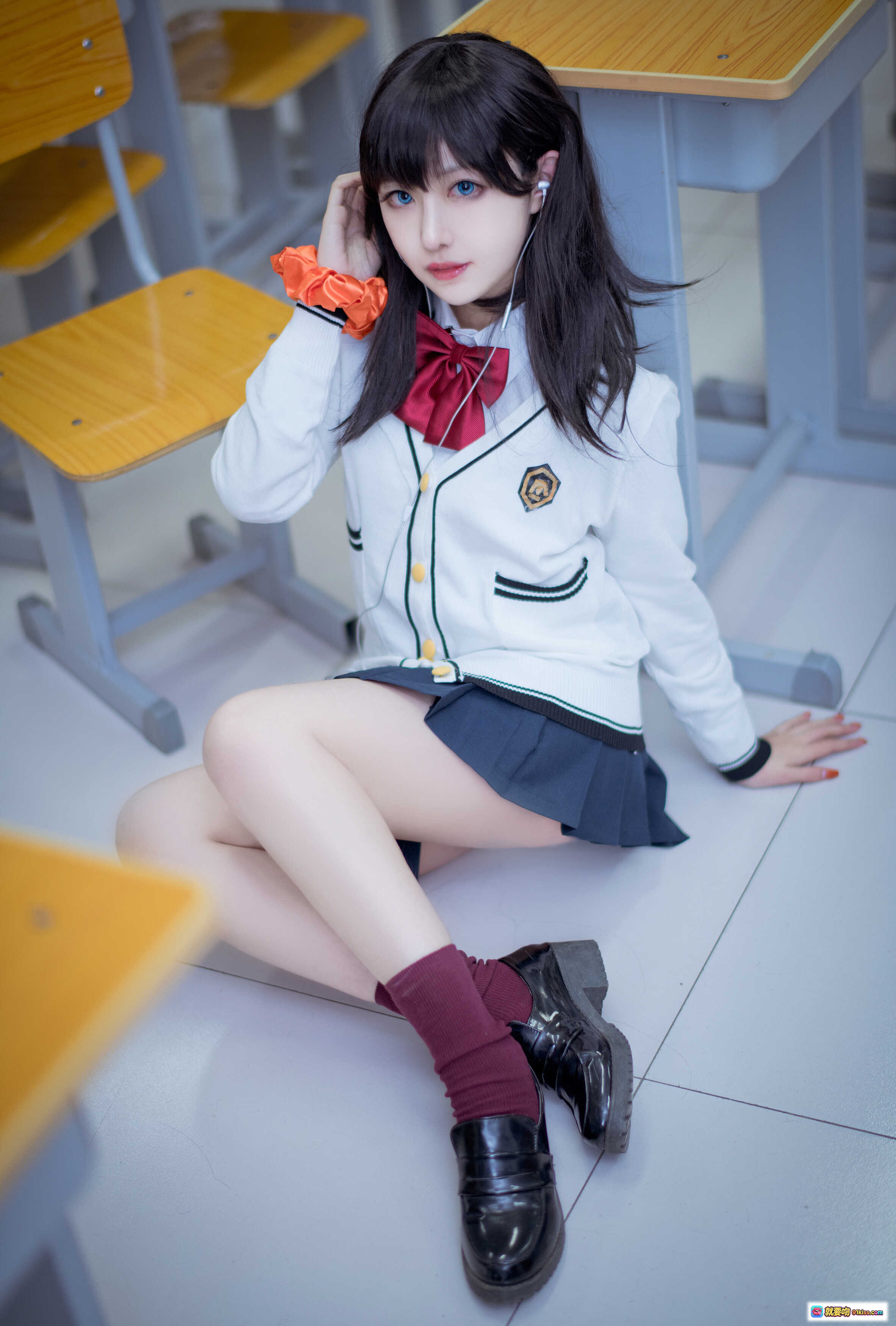 图片[4] - Shika小鹿鹿NO.012六花cosplay写真｜白制服红领结蓝瞳少女｜精致妆容双马尾造型｜高清10P美图合集 - 就要吻