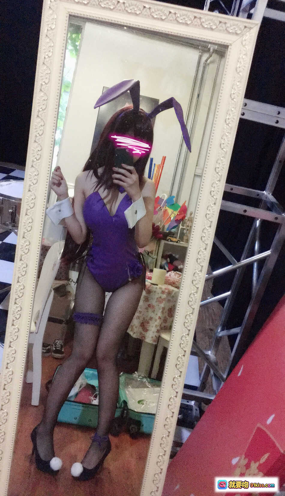 图片[2] - Shika小鹿鹿NO.059兔女郎师匠写真｜紫色兔耳制服+网袜高跟+酒吧背景+11P高清图集 - 就要吻