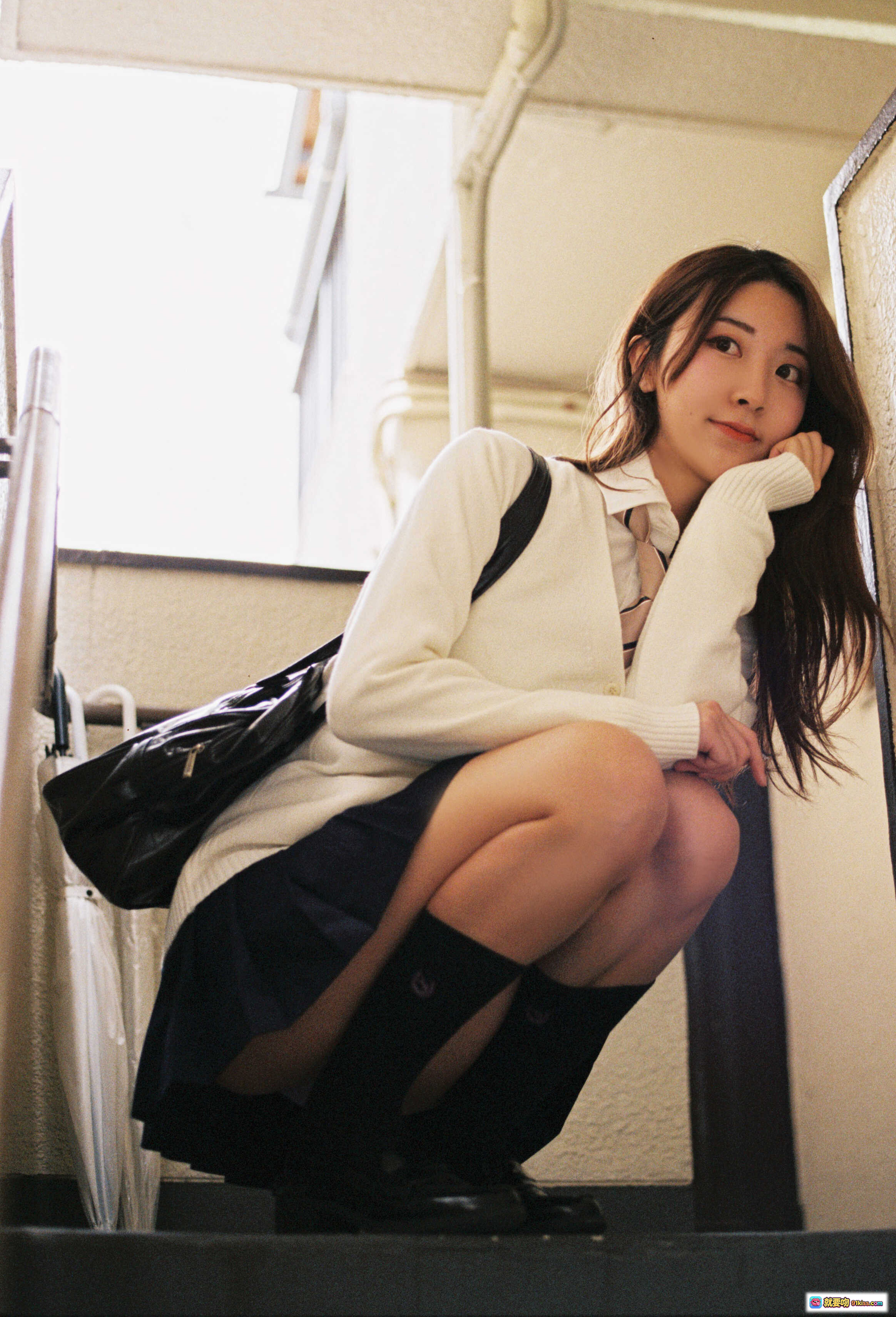 图片[5] - 黑川NO.039楼道写真 | 白衬衫蓝短裙少女坐楼梯扶手 | 日系校园风清纯美拍22P - 就要吻