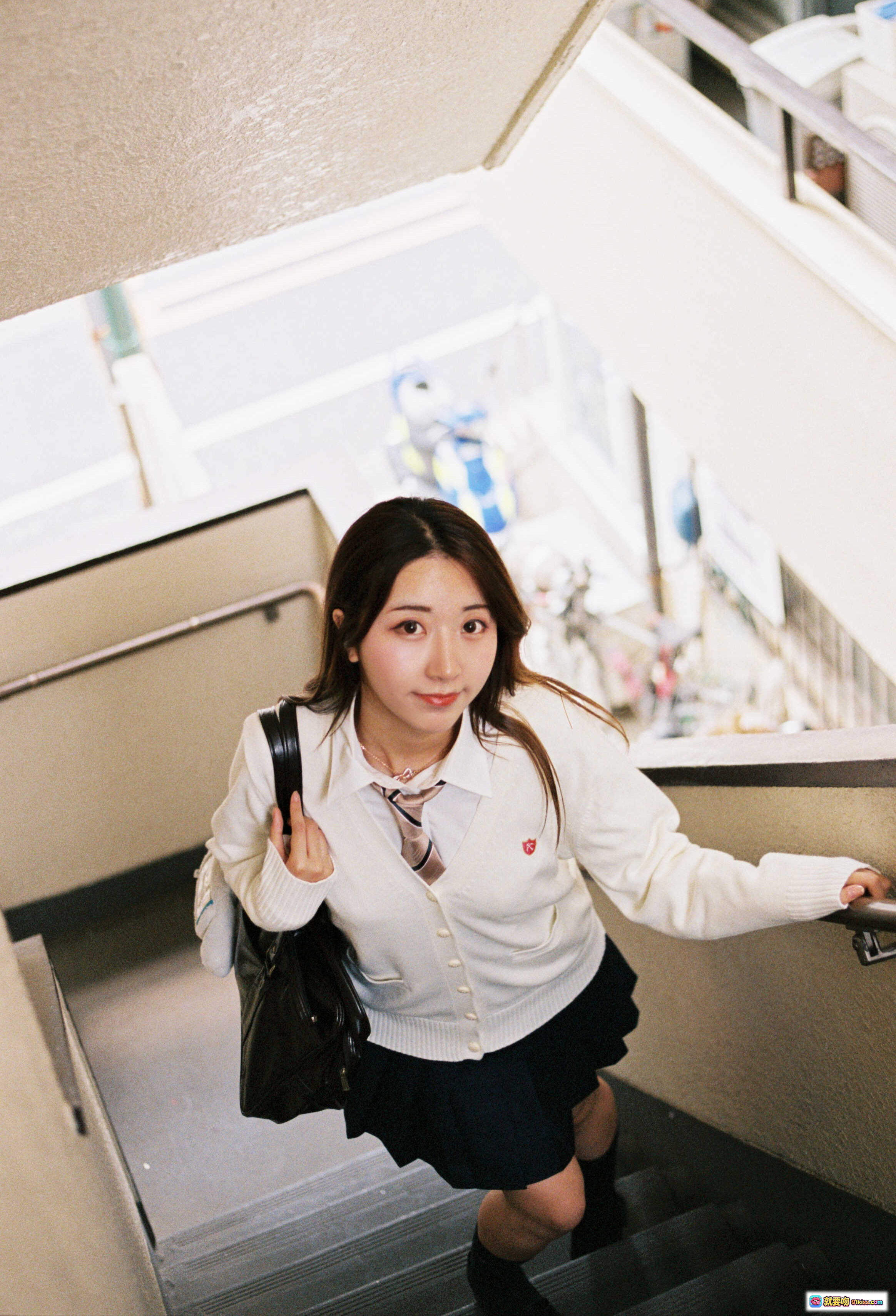 图片[6] - 黑川NO.039楼道写真 | 白衬衫蓝短裙少女坐楼梯扶手 | 日系校园风清纯美拍22P - 就要吻