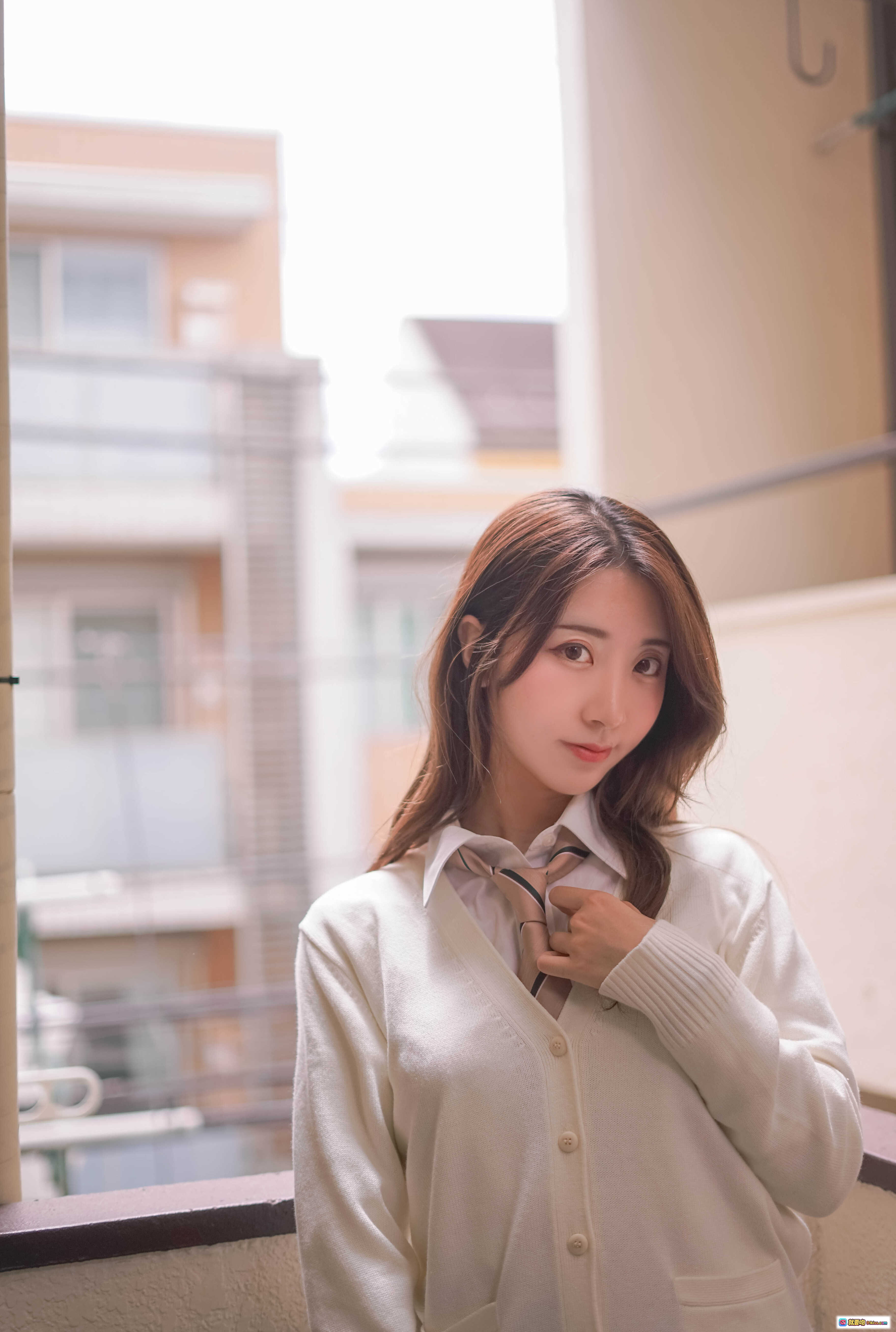 图片[2] - 黑川NO.039楼道写真 | 白衬衫蓝短裙少女坐楼梯扶手 | 日系校园风清纯美拍22P - 就要吻